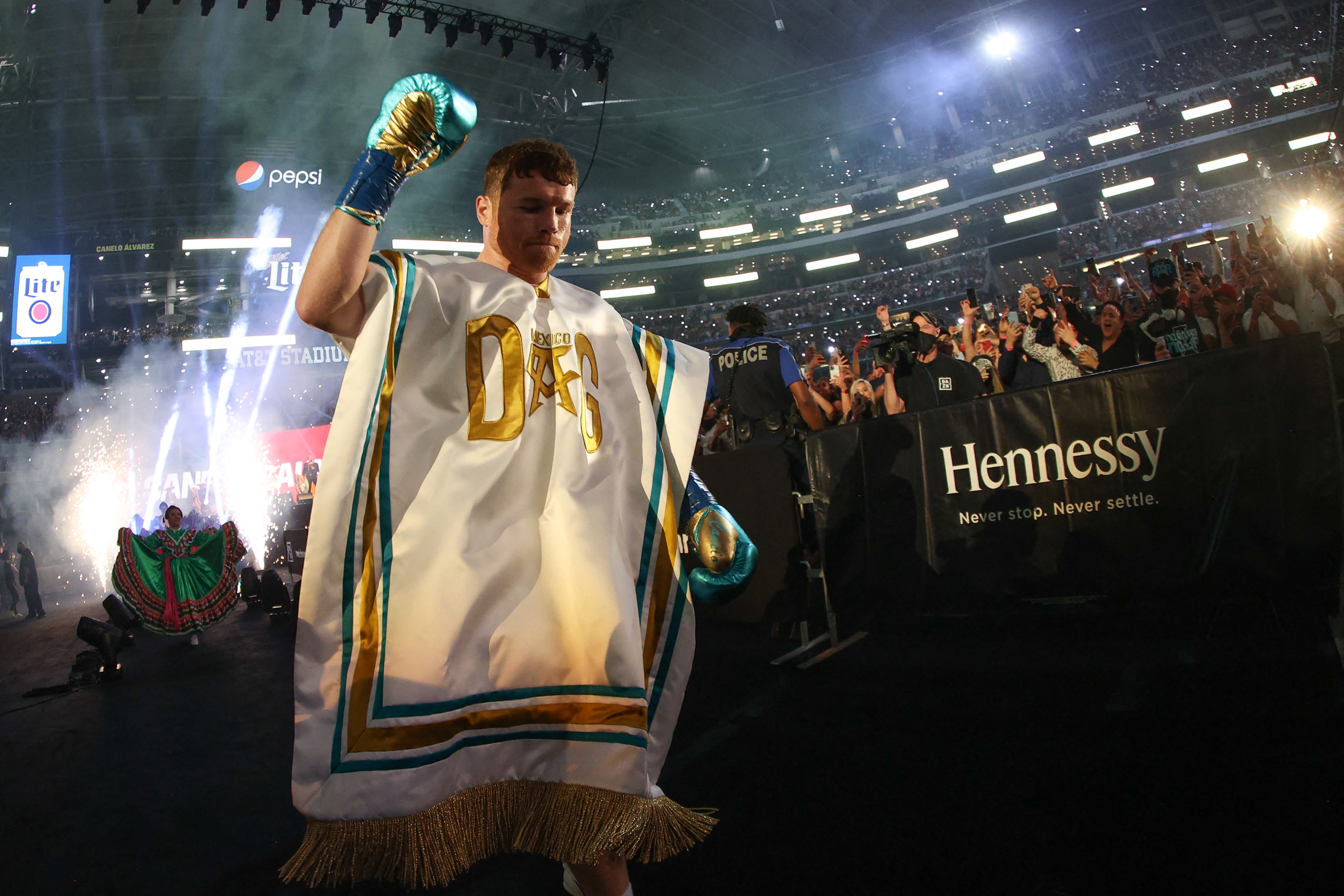 En noviembre podría ser el próximo combate de Álvarez (Foto: Ed MULHOLLAND / Matchroom Boxing / AFP)