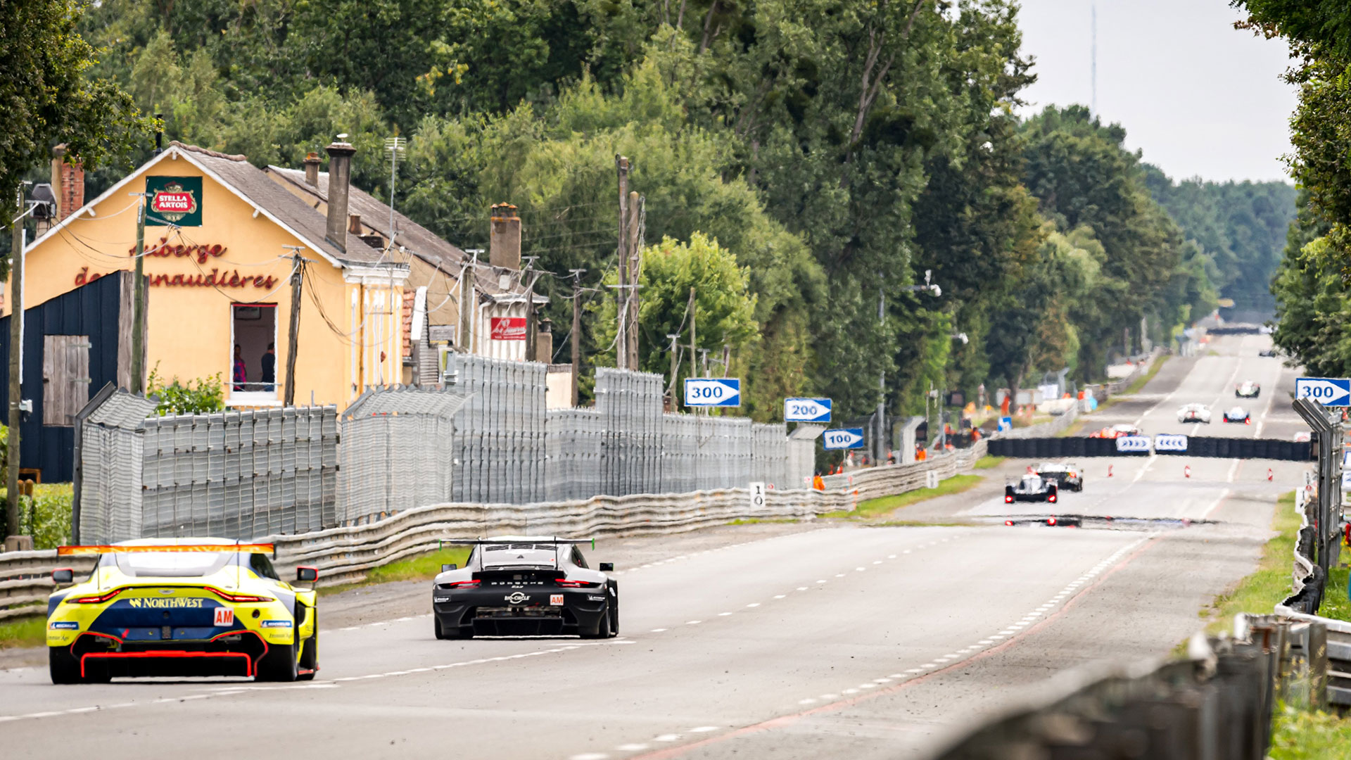 Los autos en la ruta nacional 138, en lo que era la larga recta de seis kilómetros (@24hoursoflemans)