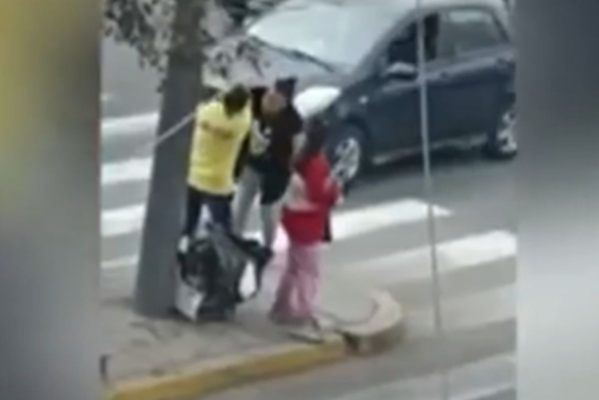 Indignante escena en Lince: golpean a madre con un bate por defender a su hija de un acosador