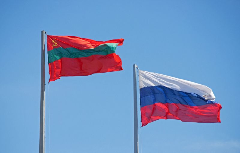 La bandera de la región separatista moldava de Transnistria junto a la de Rusia en el centro de Tiraspol, el 5 de mayo de 2022. REUTERS/Vladislav Bachev