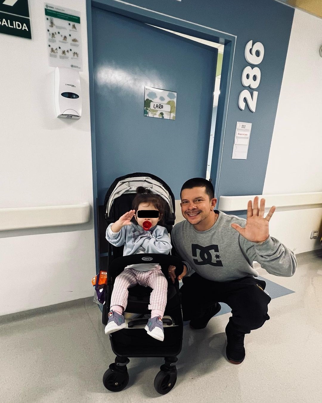 Mario Hart sale de alta con su pequeña de una clínica local. Foto: Instagram