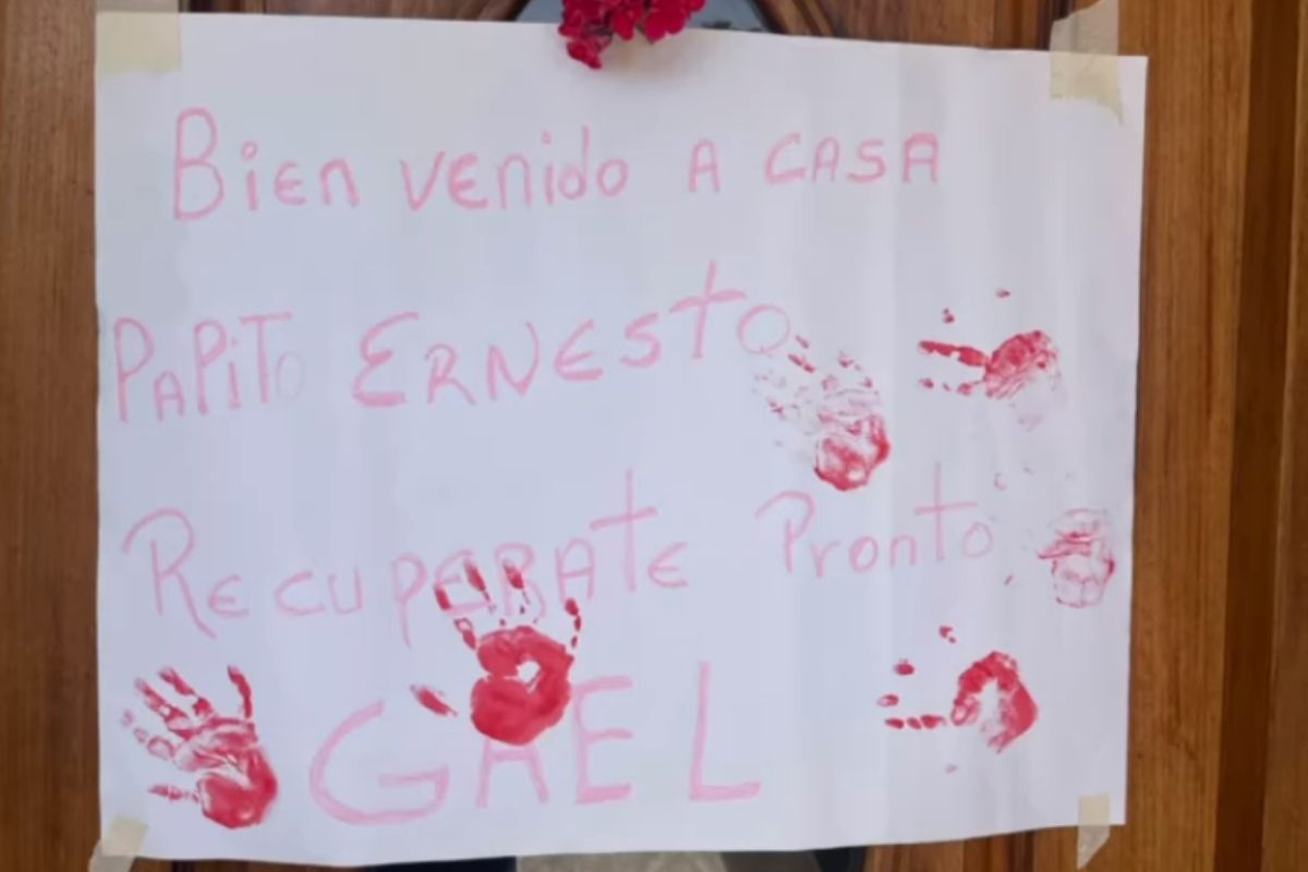 El hijo de Ernesto Pimentel lo recibió con tierno cartel. (Foto: Instagram/@lacholachabuca)