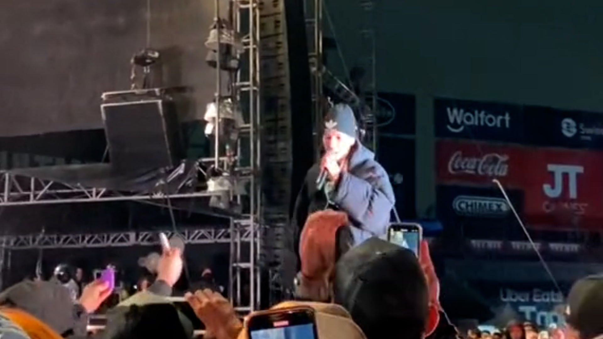 Natanael Cano pidió a sus seguidores dejar de fumar vape durante un concierto