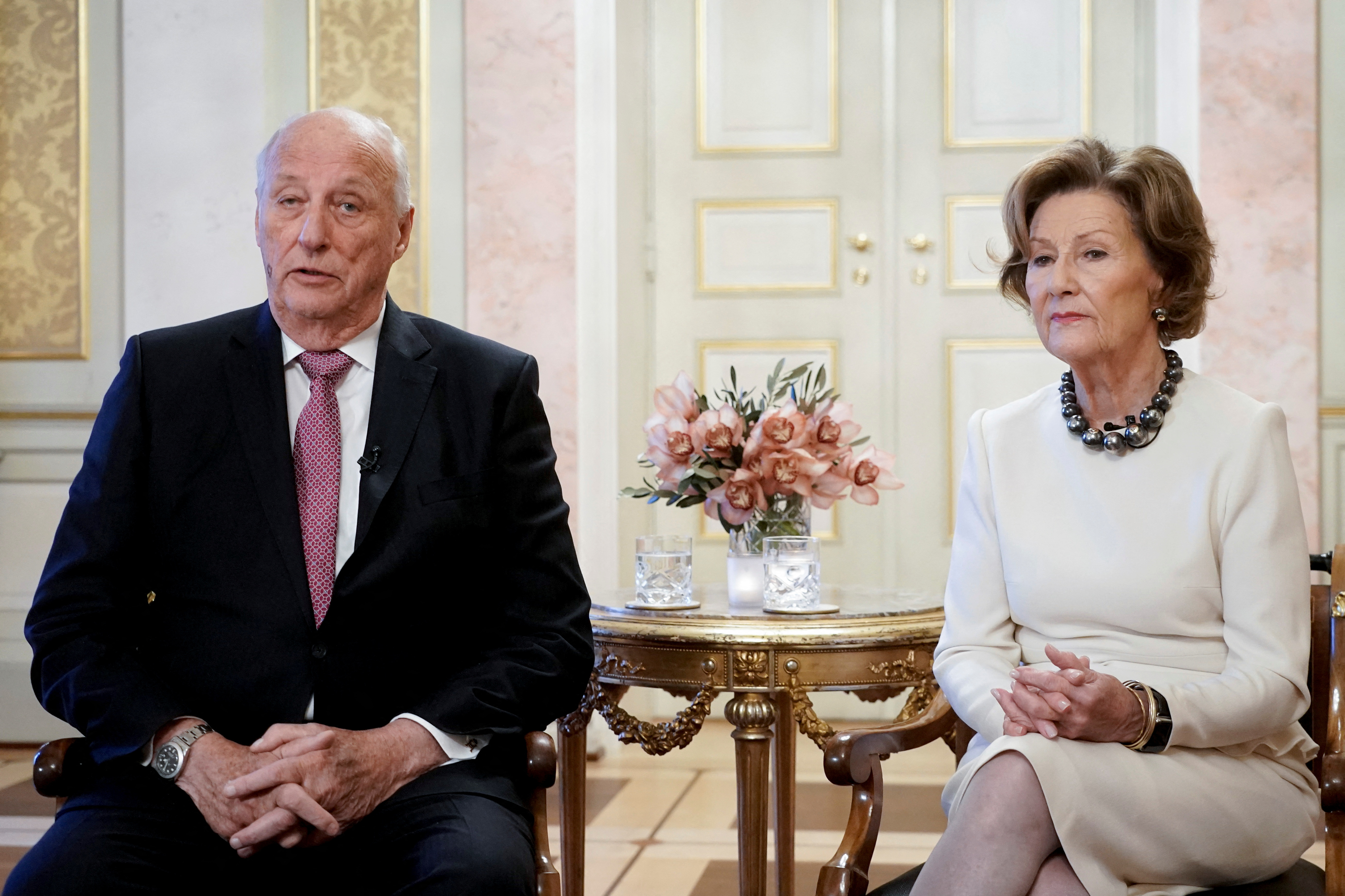 El rey Harald y la reina Sonja de Noruega comentan que la princesa Martha Louise ya no desempeñará funciones oficiales para la casa real, en Oslo