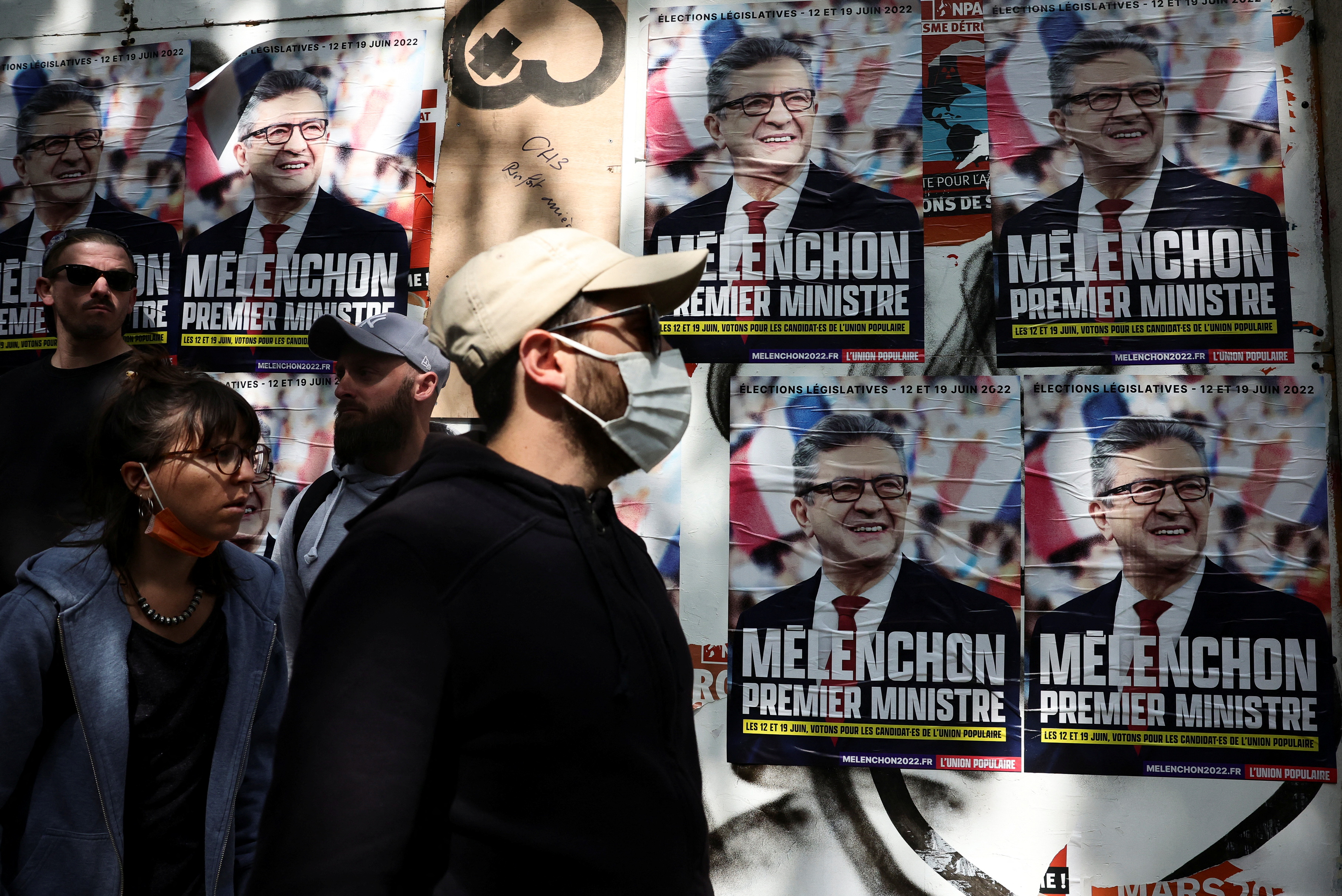 Manifestantes caminan frente a carteles que dicen "Primer Ministro Melenchon" (REUTERS/Sarah Meyssonnier)