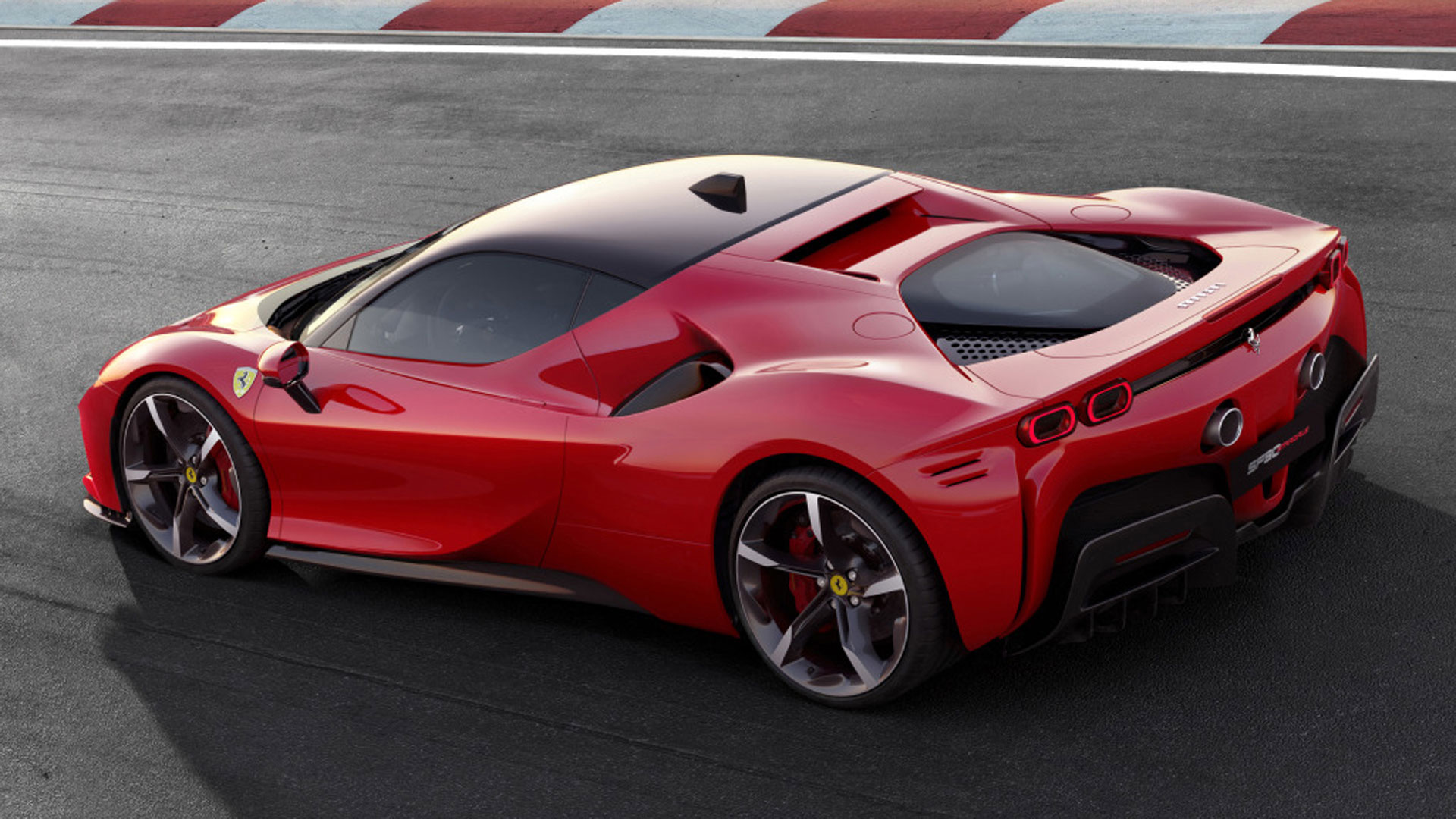 La primera Ferrari híbrida de serie tiene un año más de vida antes de dar paso al 296 y sus sucesores. El SF90 Stradale cuesta más de 520.000 dólares