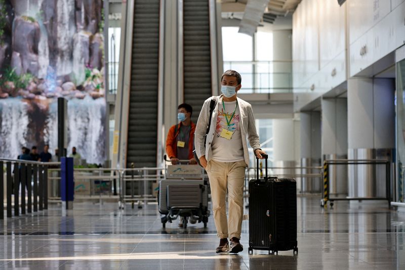 Diferentes países del mundo están volviendo a instrumentar restricciones a los viajes en torno al covid-19. (REUTERS/Tyrone Siu/File Photo)