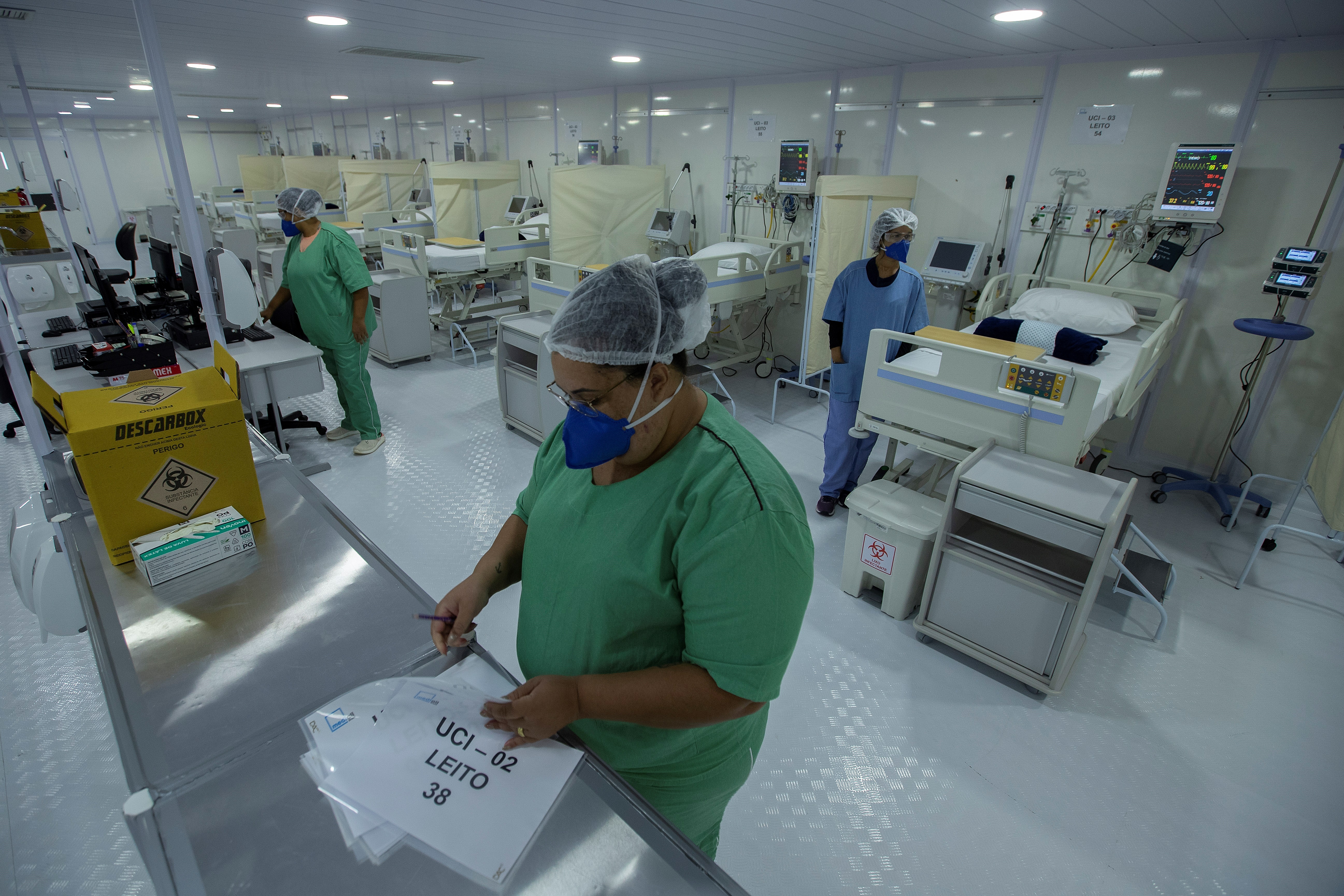 Enfermeras revisan una sala para pacientes con COVID-19 en un hospital en Brasilia (EFE/ Joédson Alves/Archivo)