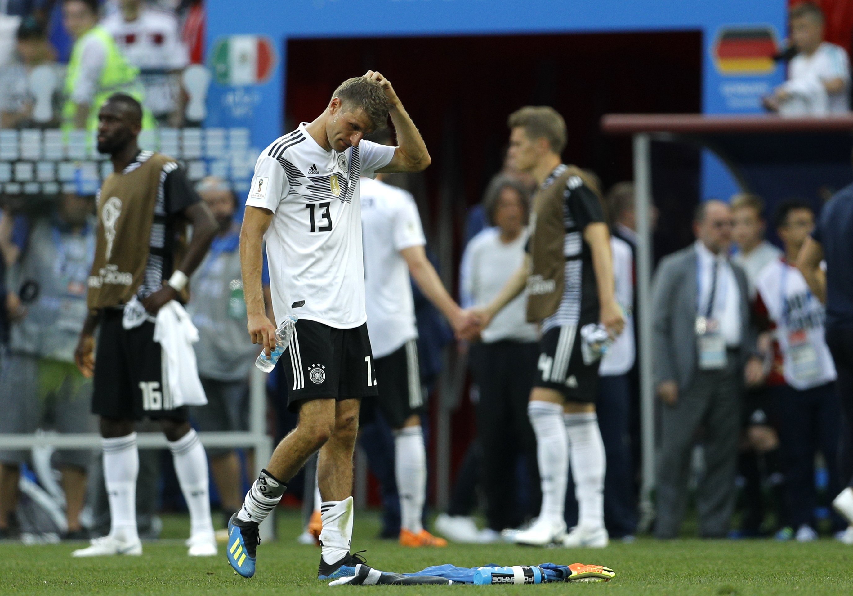 Thomas Müller mastica bronca. Alemania se quedó afuera del Mundial de Rusia 2018 en primera ronda luego de haber salido campeón en Brasil 2014 (AP Photo/Victor R. Caivano)