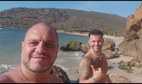 Amigazo: Cositorto y Batista en una playa venezolana.