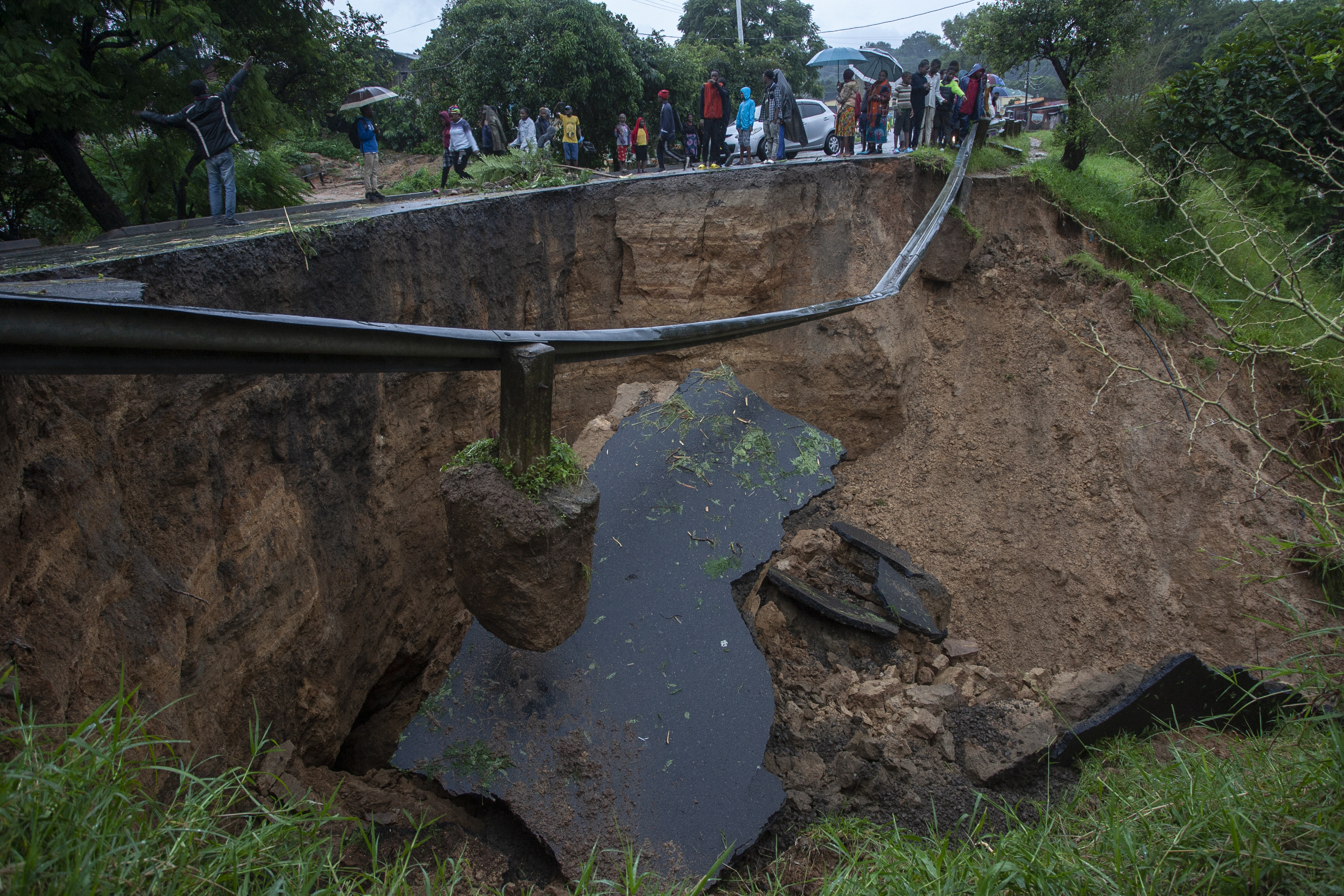 Una vista general de una carretera colapsada causada por las inundaciones debido a las fuertes lluvias que siguieron al ciclón Freddy en Blantyre, Malawi. (Foto de Amos Gumulira / AFP) 
