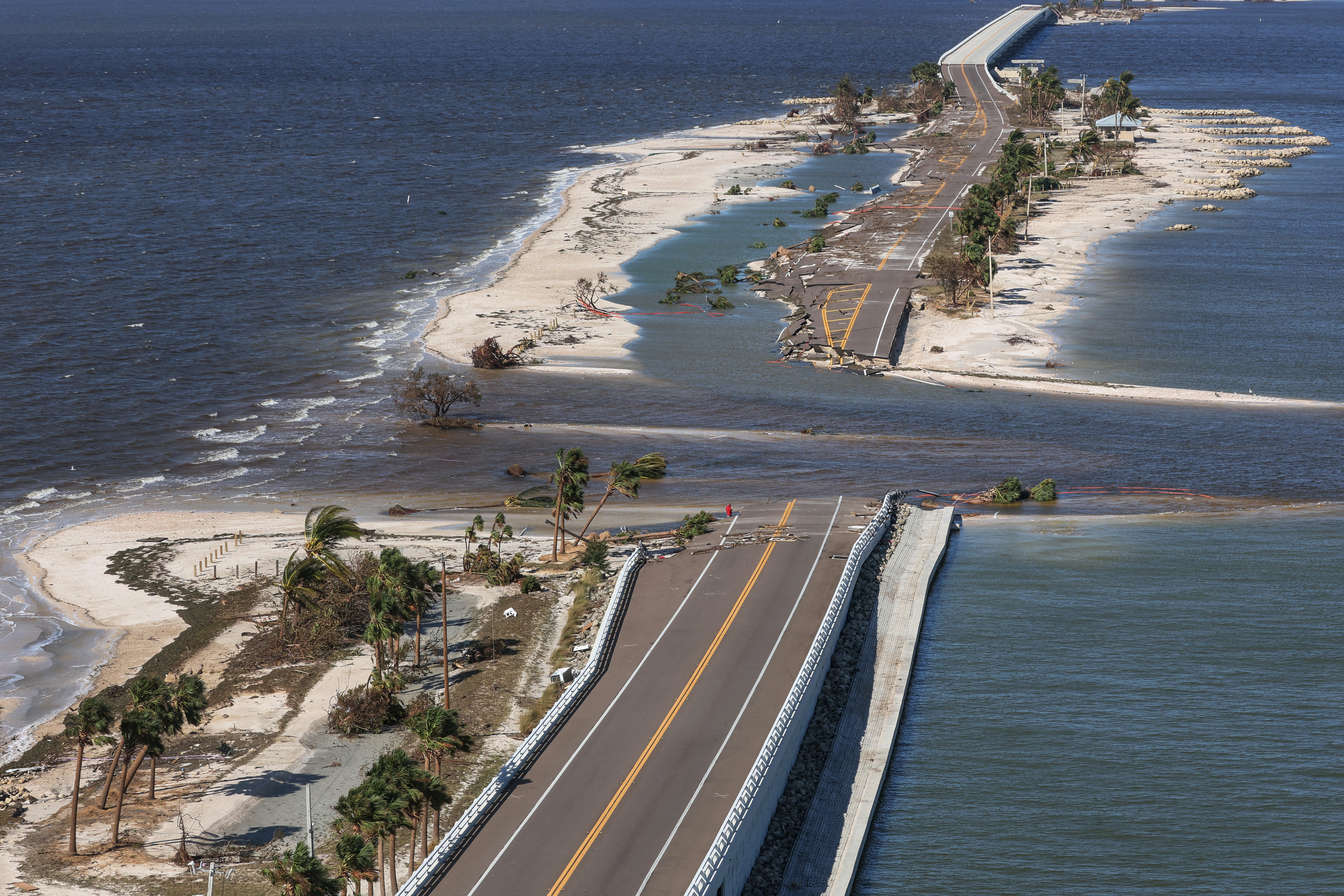Una vista aérea de una calzada de Sanibel parcialmente colapsada después de que el huracán Ian causara una destrucción generalizada en Sanibel Island, Florida, EE. UU., 29 de septiembre de 2022. REUTERS/Shannon Stapleton