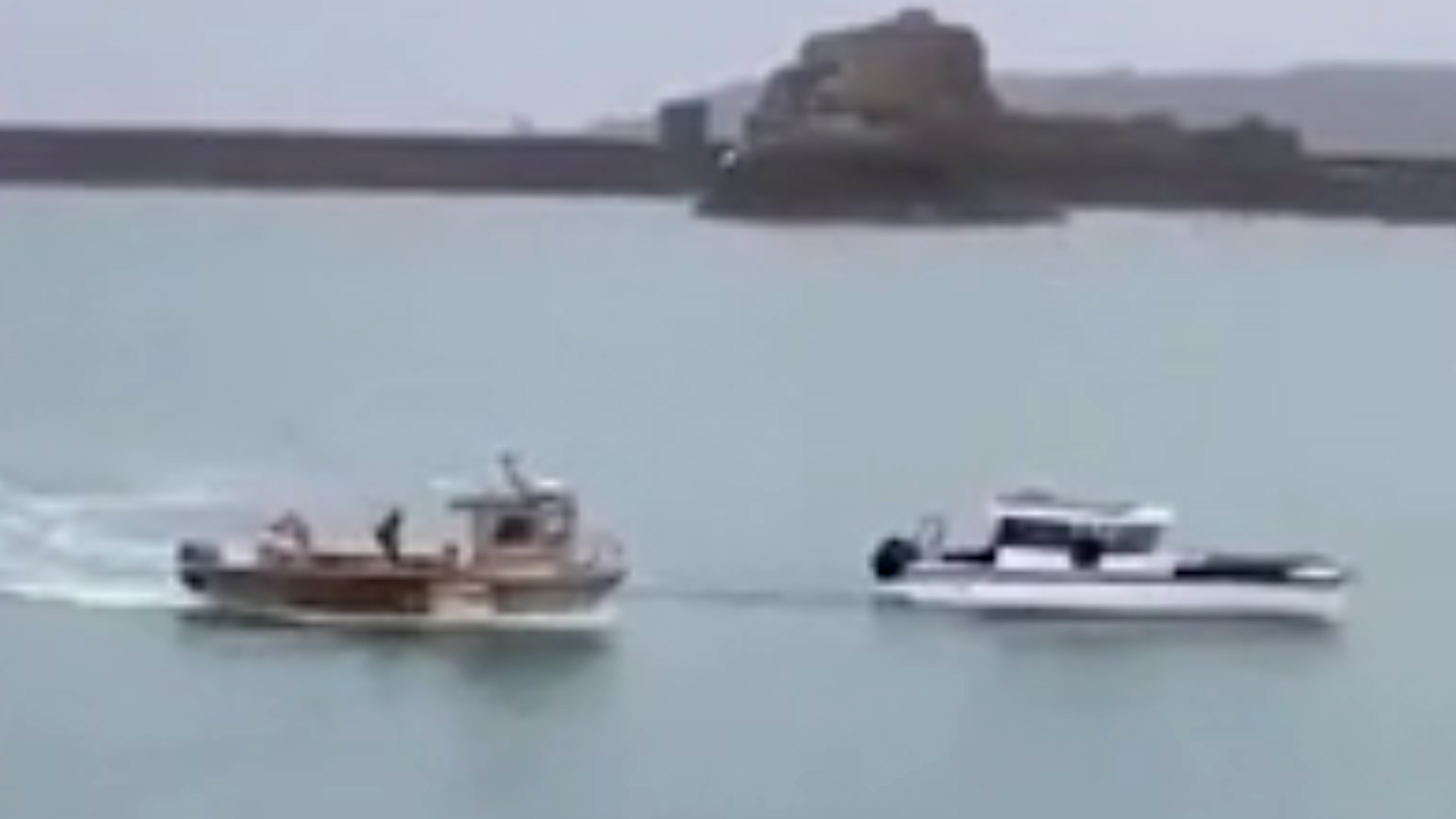 Bloqueo de la isla de Jersey: el momento en que un pesquero francés embistió y persiguió a un barco británico