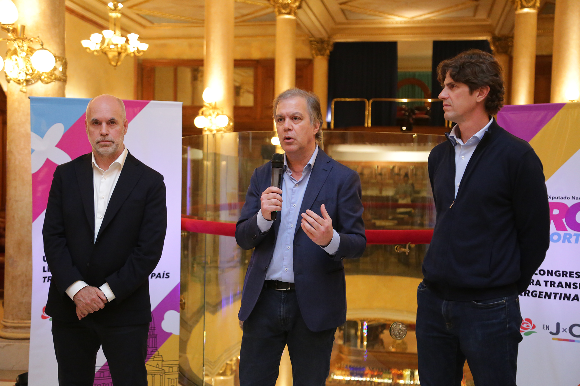 Acompañado por Horacio Rodríguez Larreta y Martín Lousteau, Roy Cortina lanzó su candidatura a diputado nacional