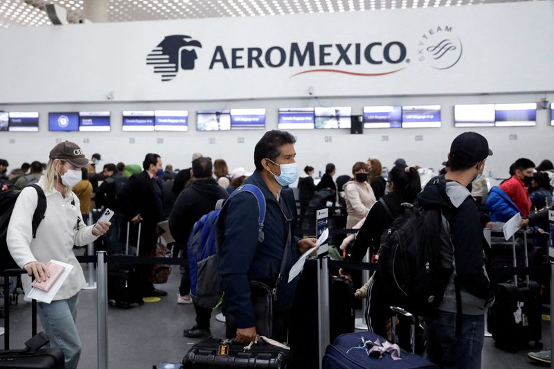 Imagen de archivo. Pasajeros hacen cola mientras esperan vuelos de Aeroméxico en el Aeropuerto Internacional Benito Juárez en Ciudad de México, México. 10 de enero de 2022. REUTERS/Luis Cortés