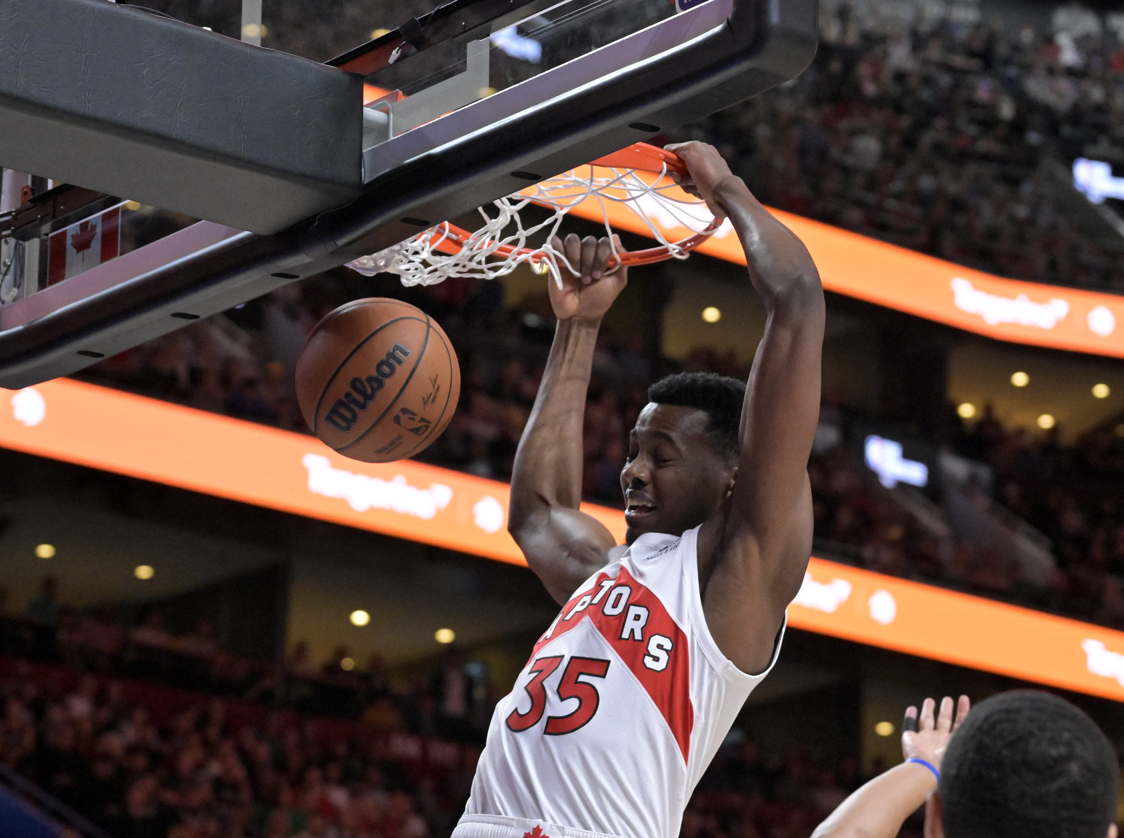 El pivote de los Raptors, Christian Koloko, vuelca la pelota (Eric Bolte-USA TODAY Sports)