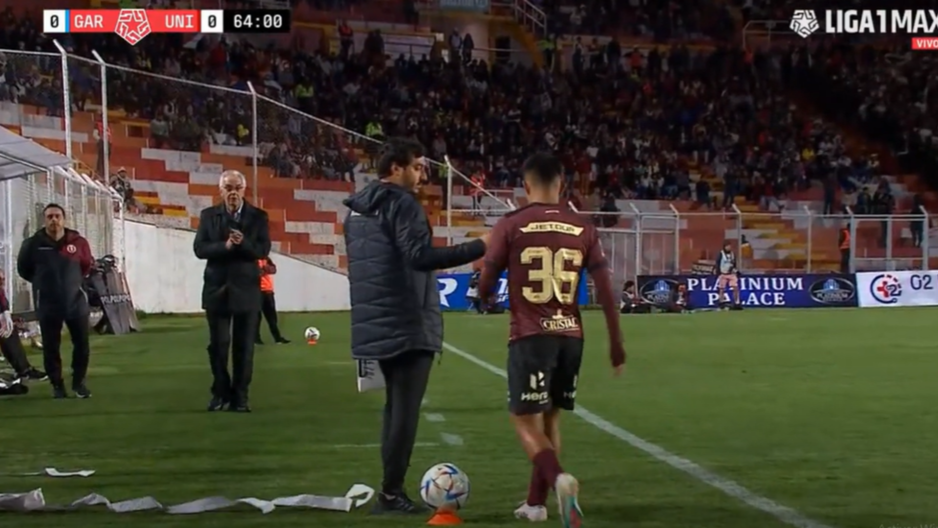 La ira de Piero Quispe al ser cambiado: rechazó abrazo de asistente en el Universitario vs Garcilaso por Liga 1