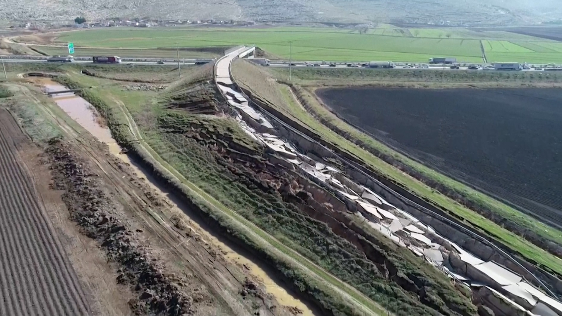 El video que muestra cómo quedó la autopista de Kahramanmaras tras el terremoto en Turquía