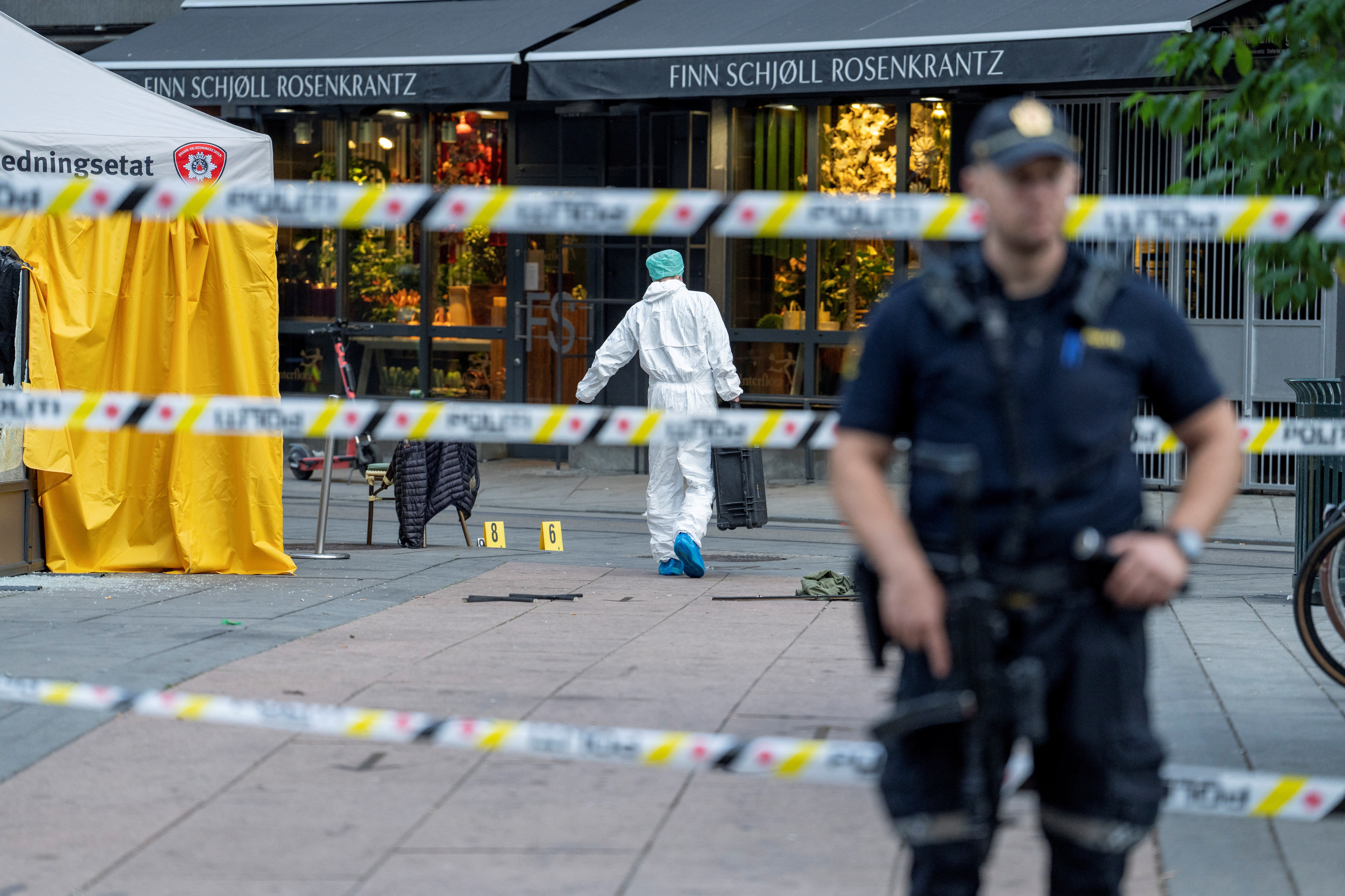 La policía trabaja en el lugar tras un tiroteo en un club nocturno en el centro de Oslo, Noruega 25 de junio de 2022. Javad Parsa/NTB/vía REUTERS 