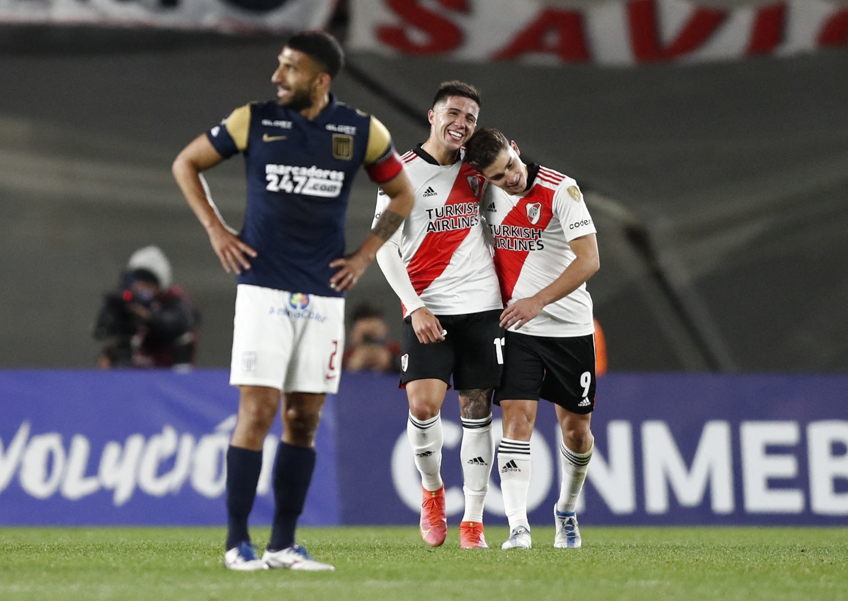 Los jugadores de River Plate celebran uno de los goles en la catastrófica victoria 8-1 sobre Alianza Lima que demuestra la gran diferencia a nivel internacional. 