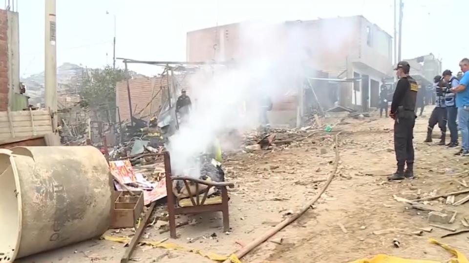 Ventanilla: feroz incendio en taller clandestino de pirotecnia deja dos fallecidos y 11 heridos