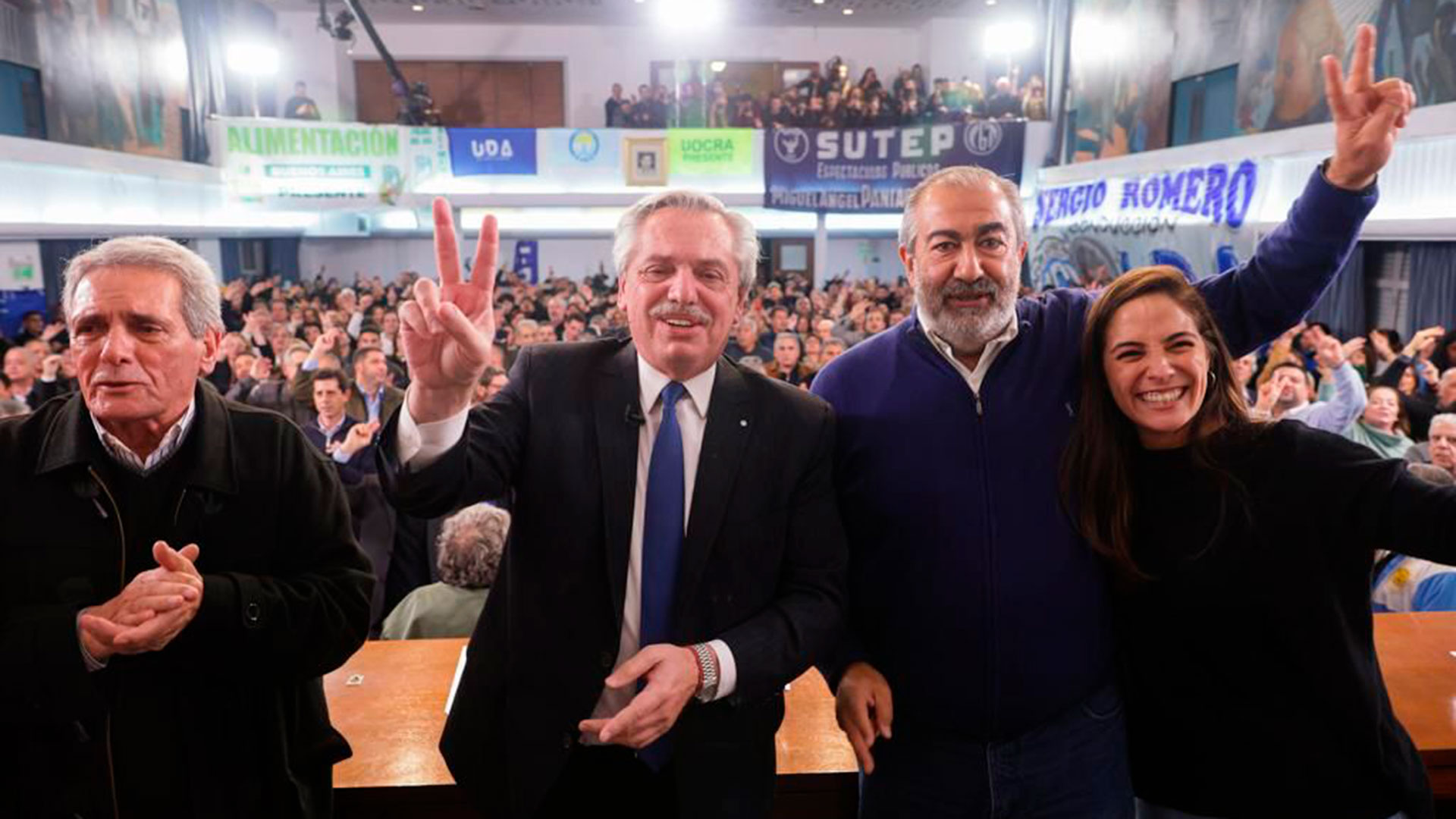 Carlos Acuña, Héctor Daer, Alberto Fernández and Daniela Merino, from the Juventud Sindical, at the end of the event at the CGT