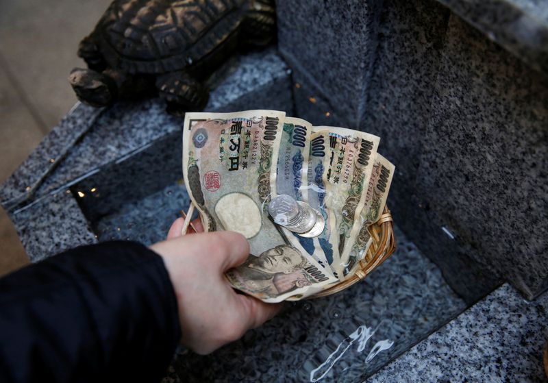 Un visitante lava billetes y monedas de yenes para rezar por la prosperidad en el santuario de Koami en el distrito de negocios Nihonbashi de Tokio, Japón, 13 noviembre 2017.
REUTERS/Toru Hanai