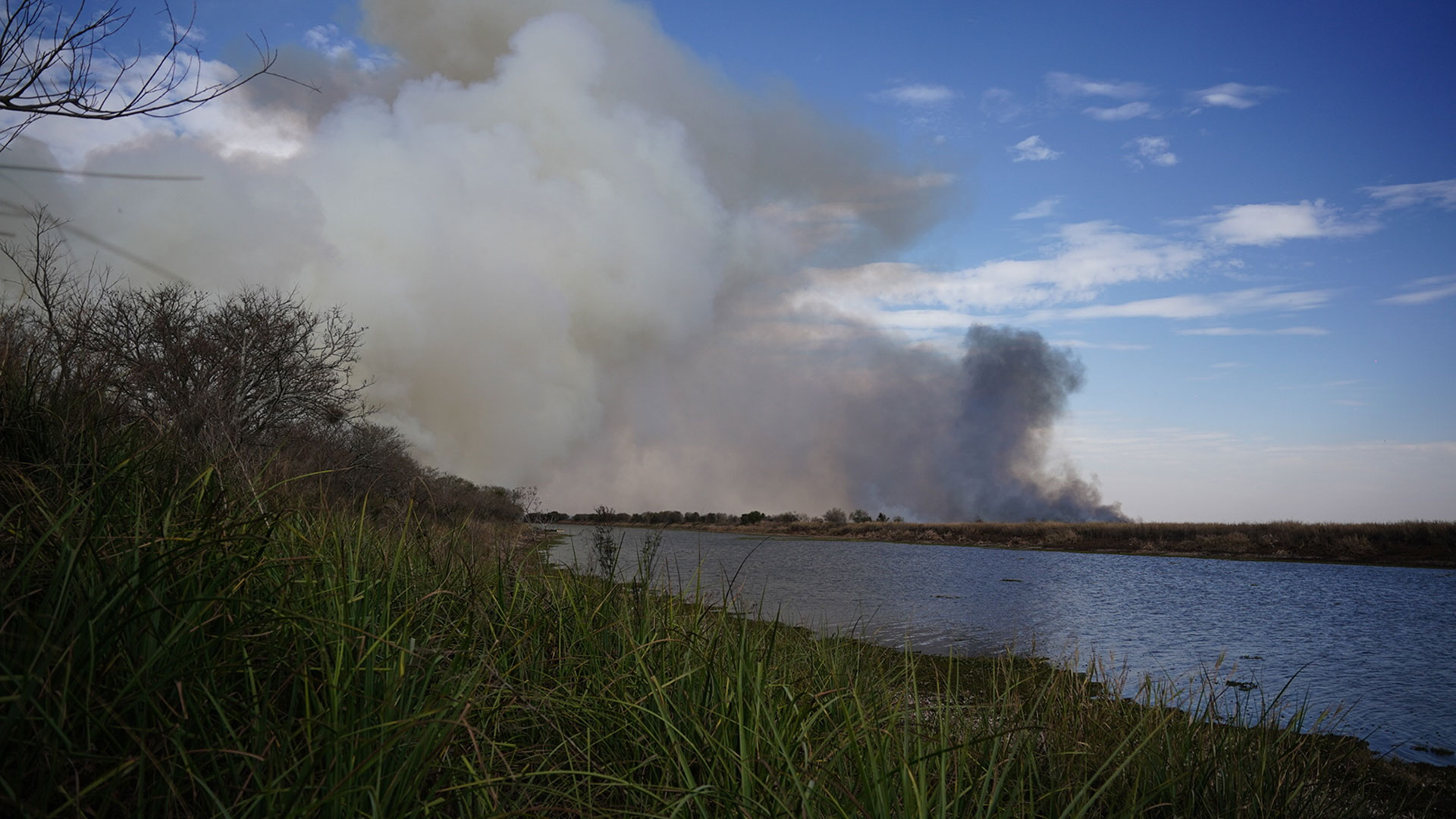 El humo que cubre el río Paraná (Foto: Franco Fafasuli)