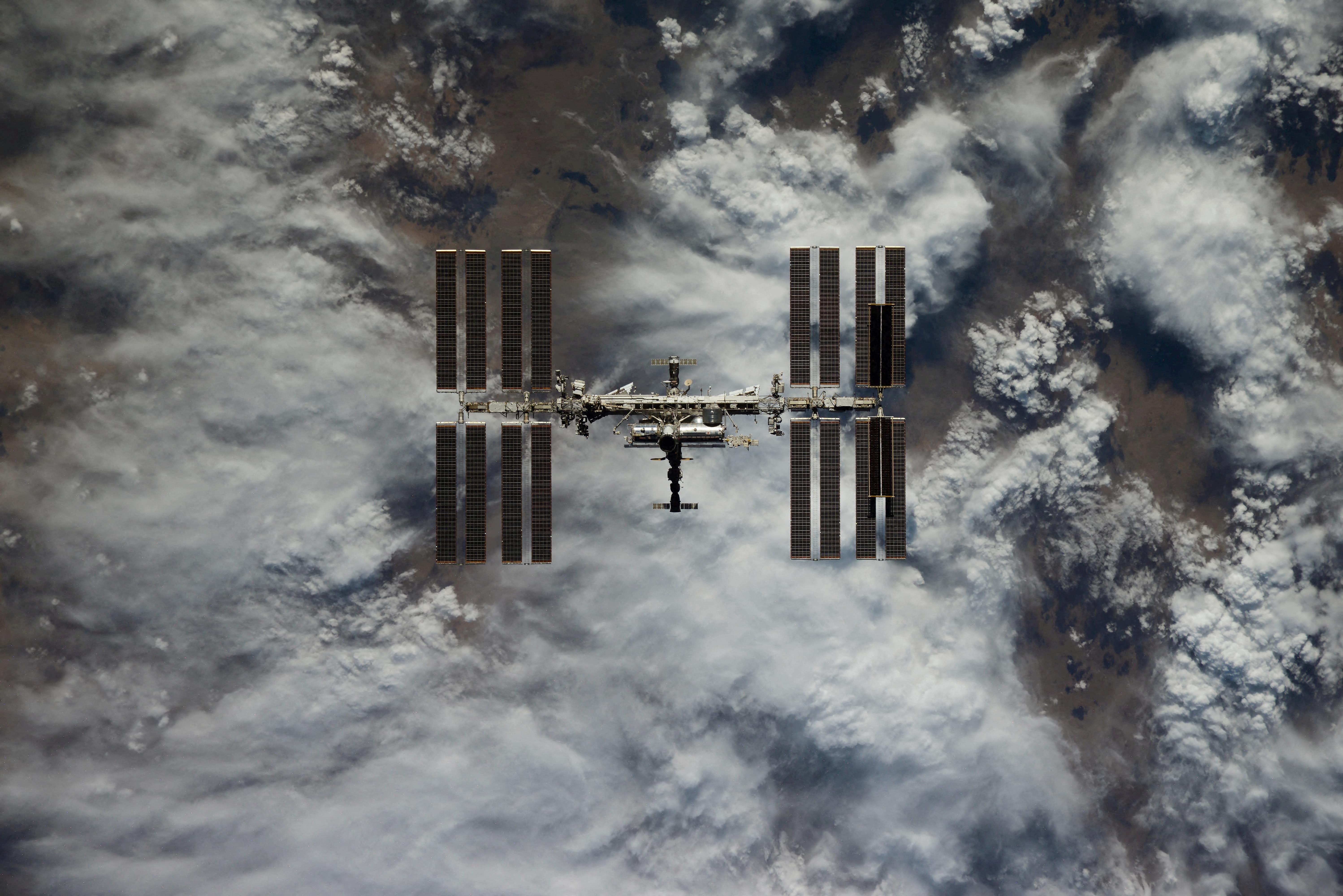 La Estación Espacial Internacional tuvo turistas espaciales durante 8 días este año viviendo en ella (Pyotr Dubrov/Roscosmos/Handout via REUTERS)