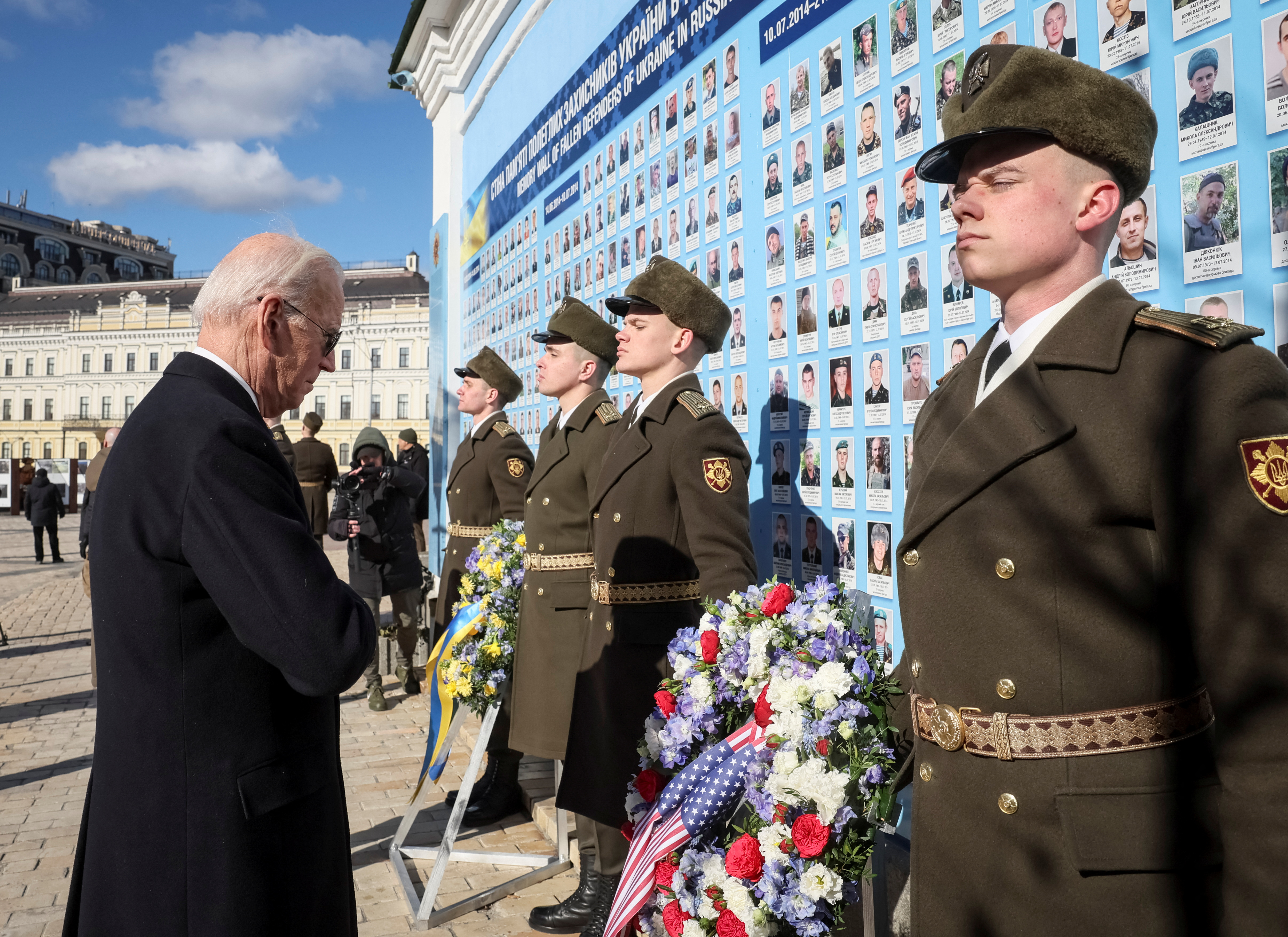 Biden frente a un muro conmemorativo en honor a los soldados ucranianos caídos en la guerra contra Rusia ( REUTERS/Gleb Garanich)