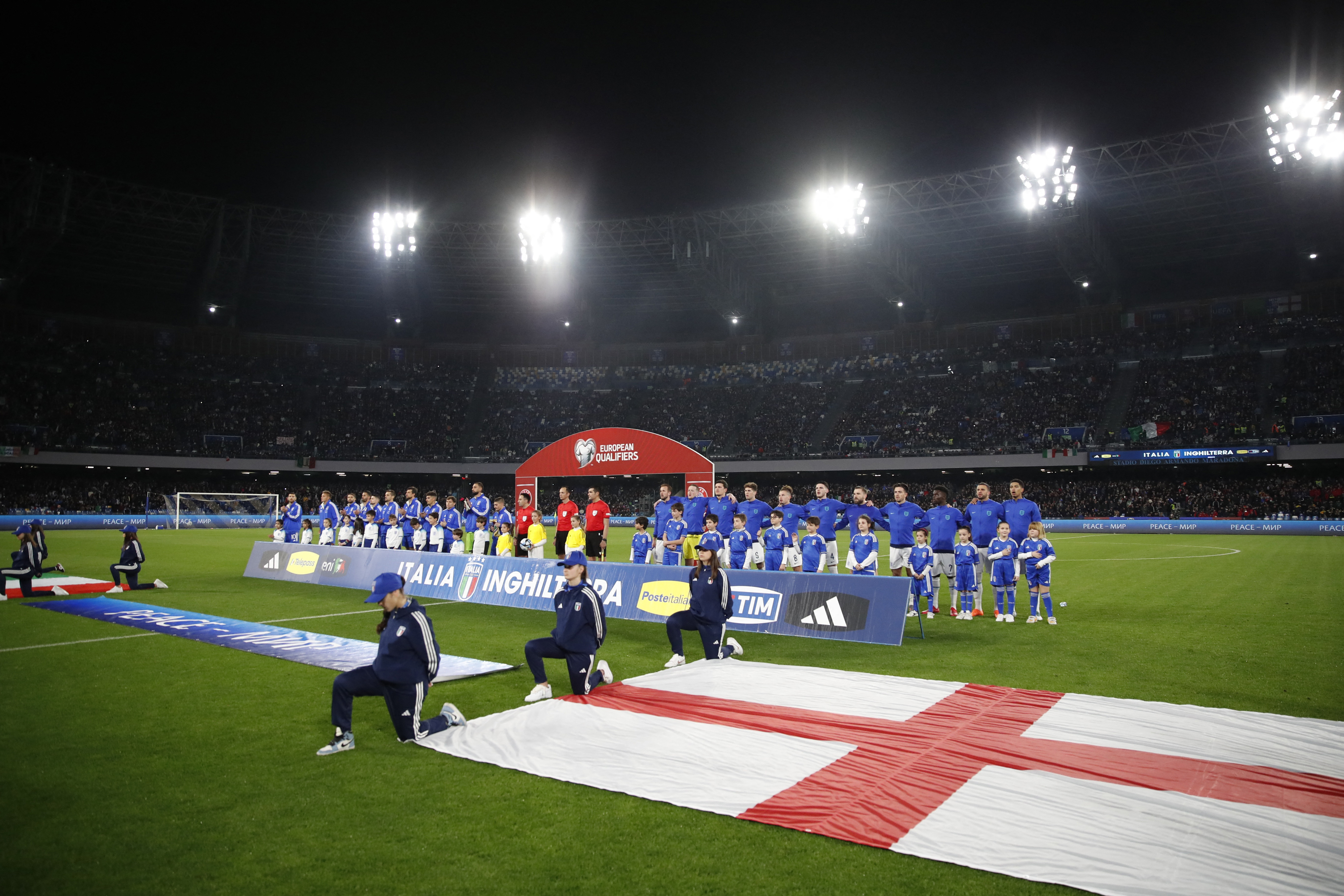 El momento de los himnos de Italia-Inglaterra se volvió incómodo con la actuación de Ellynora (Reuters/Peter Cziborra)