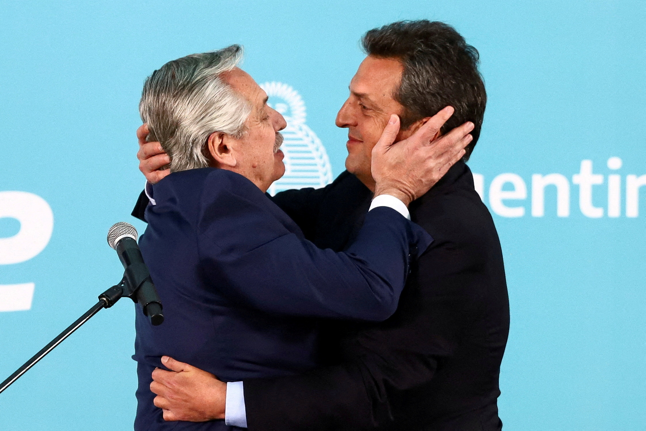 Alberto Fernández and Sergio Massa are close in the economic crisis, despite doubts.  REUTERS/Matias Baglietto/File Photo