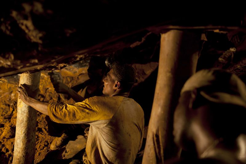Imagen de archivo. Mineros ilegales trabajan dentro de un túnel excavado en el suelo para encontrar oro en un campamento improvisado para la minería ilegal cerca de El Callao, en el estado Bolívar, en el sur de Venezuela (REUTERS/Carlos Garcia Rawlins)