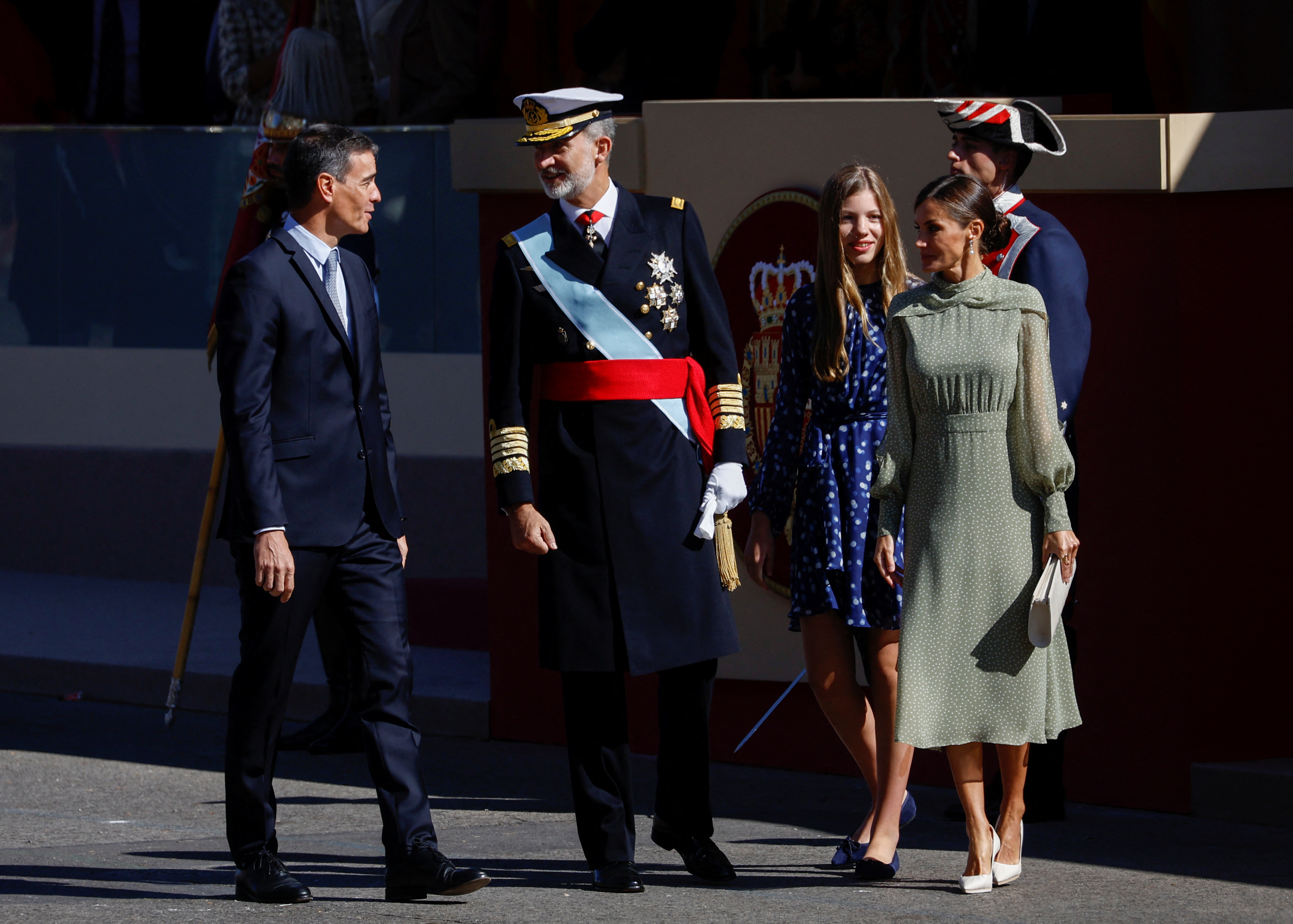 El rey Felive VI de España, el presidente del Gobierno español, Pedro Sánchez, la reina Letizia y la infanta Sofía asisten a un desfile militar para conmemorar el Día Nacional del país, en Madrid, España