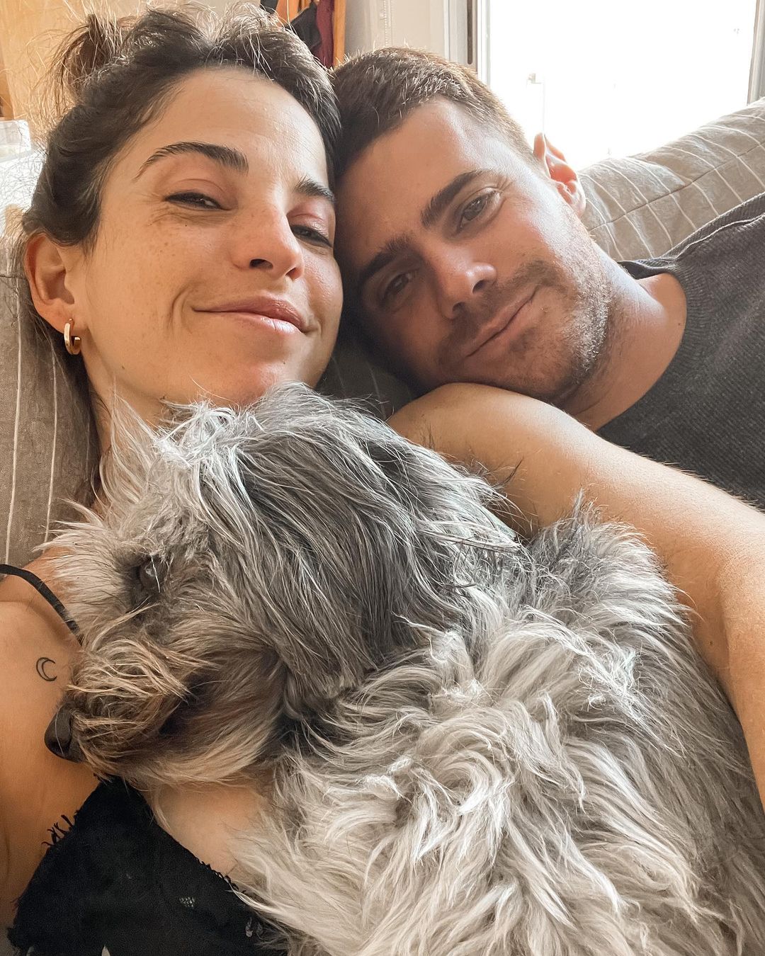 Gastón Sofritti y Cande Molfese con Almendra, la perrita que ella adoptó y que es la hija perruna de la pareja (Instagram)