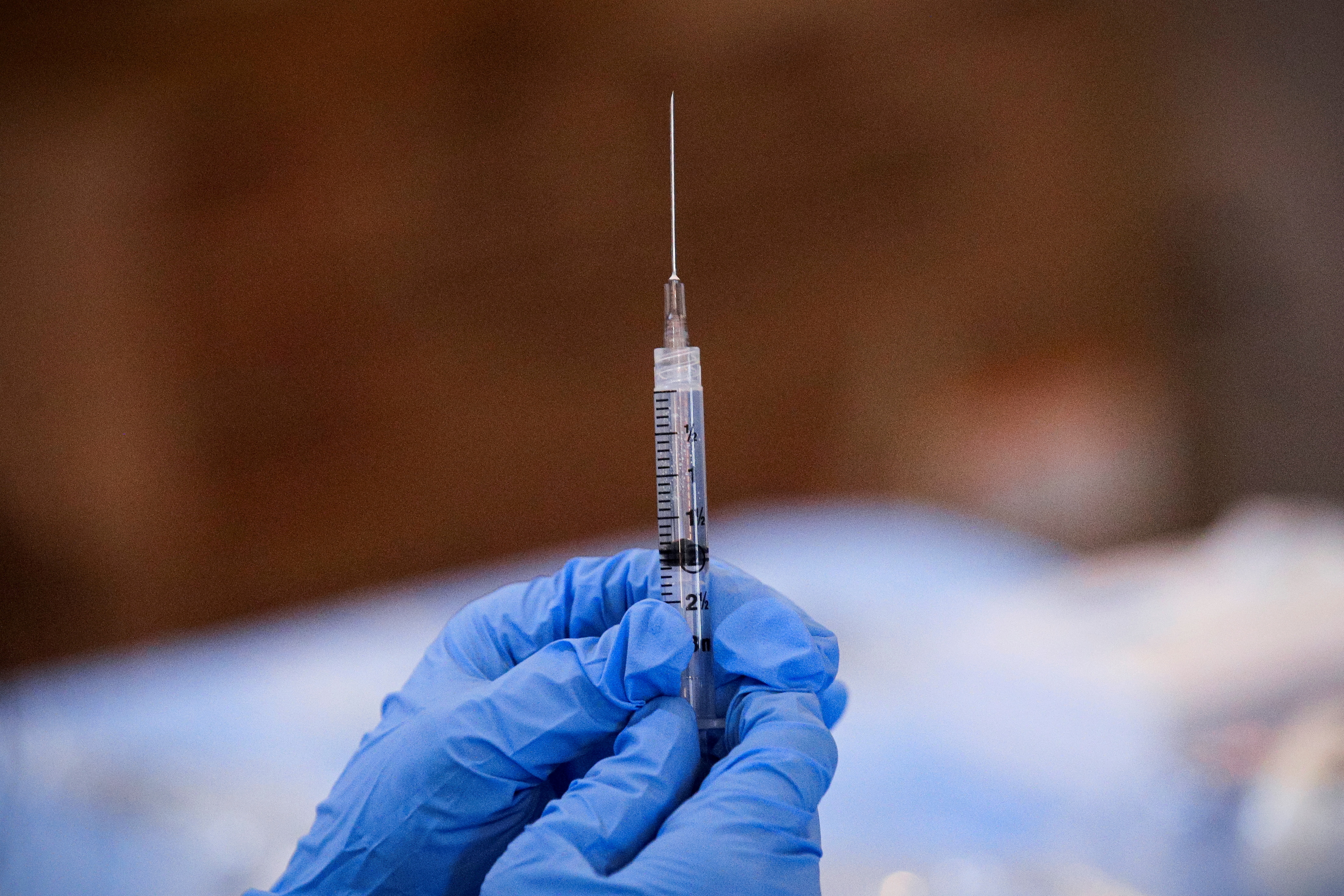 Los expertos sostienen en la importancia de la generación de anticuerpos gracias a las vacunas contra COVDI-19 - (REUTERS/Brendan McDermid/File Photo)