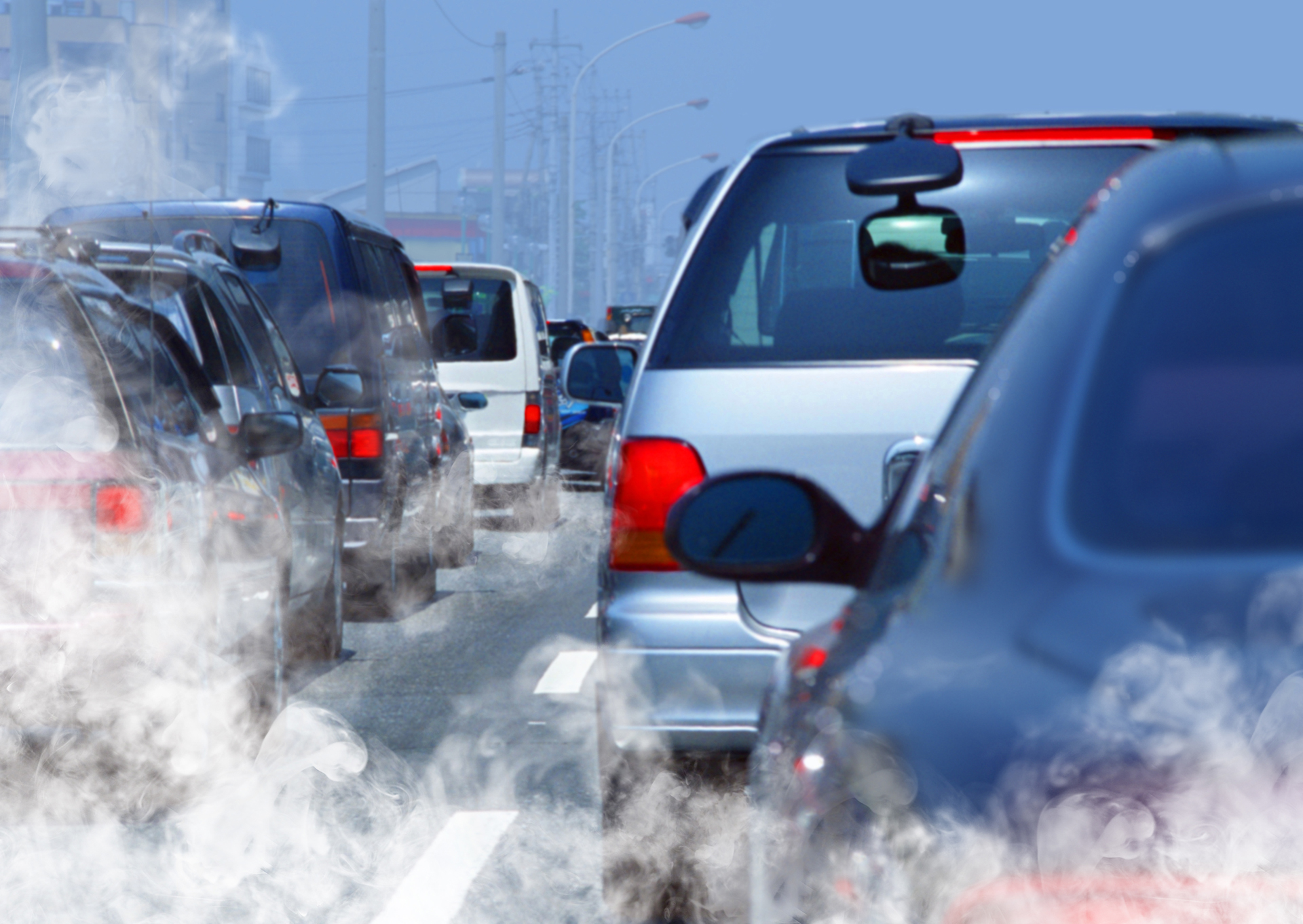 Los autos, colectivos y camiones a base de petróleo son grandes contaminantes ambientales.