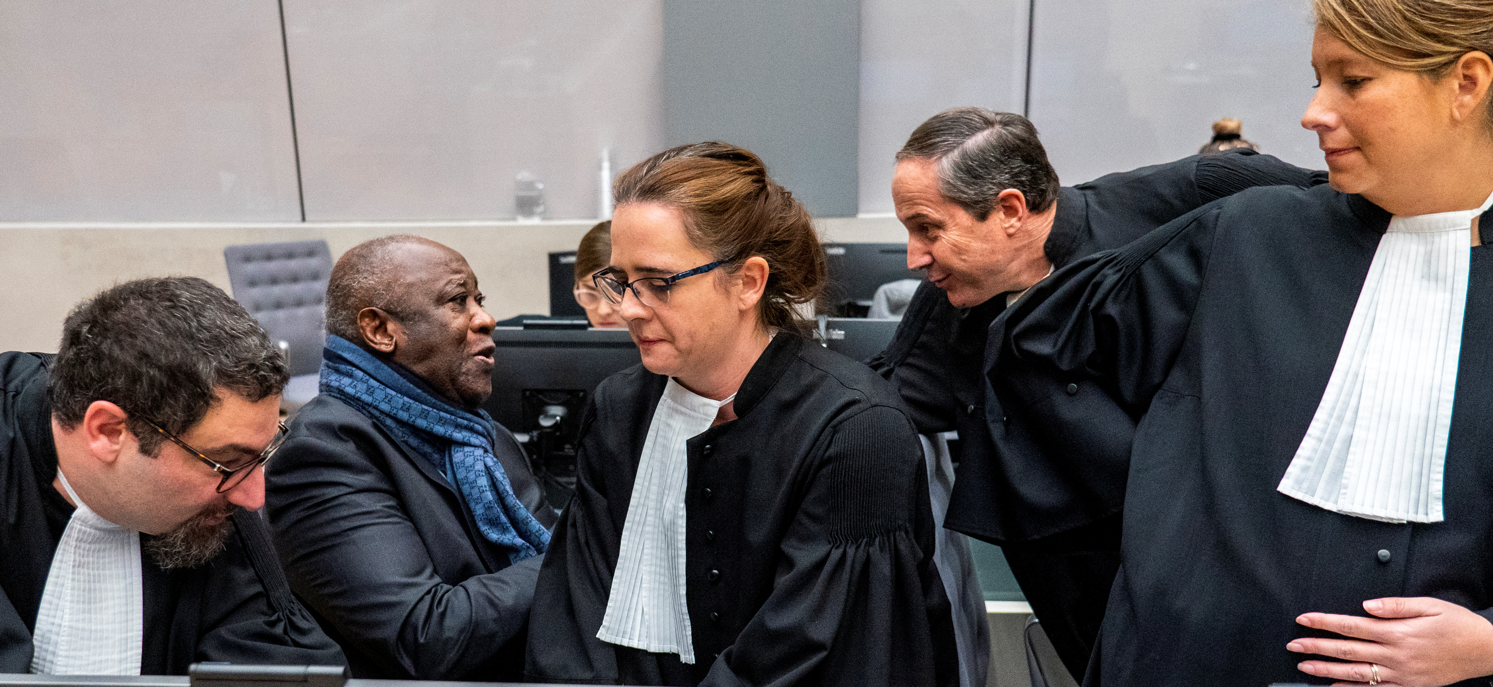 Laurent Gbagbo junto a sus defensores ante la CPI (Jerry Lampen/Pool via REUTERS)
