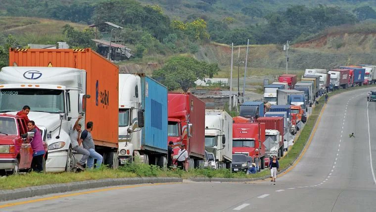 Los bloqueos en Guatemala por el alza en el precio de los combustibles han afectado al comercio con la región