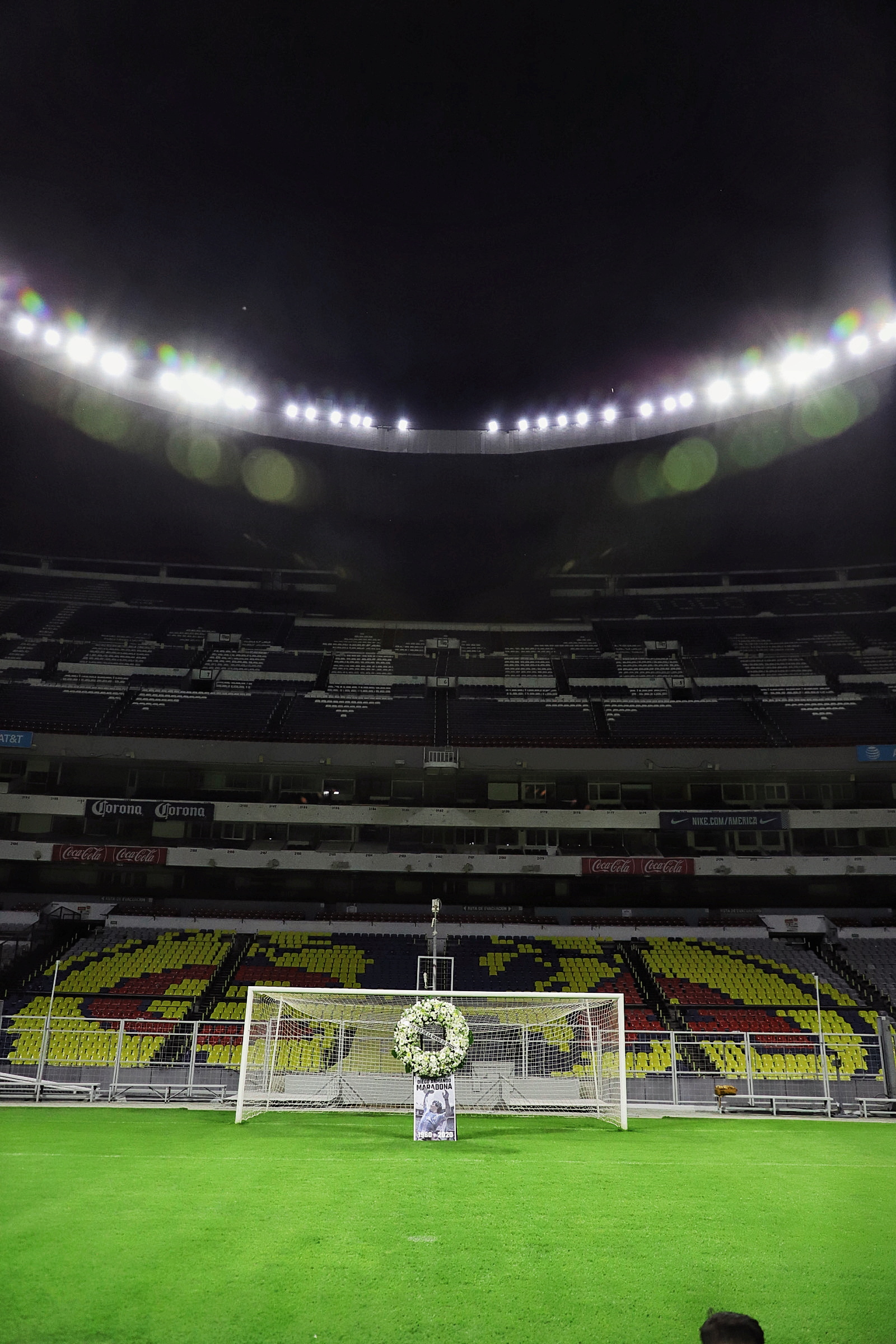 Una ofrenda floral reposa cerca de la portería donde Maradona anotó un gol en la Copa del Mundo de 1986, en memoria de la leyenda del fútbol argentino Diego Armando Maradona en el estadio Azteca, en la Ciudad de México, México, el 26 de noviembre de 2020. Foto: Televisa.