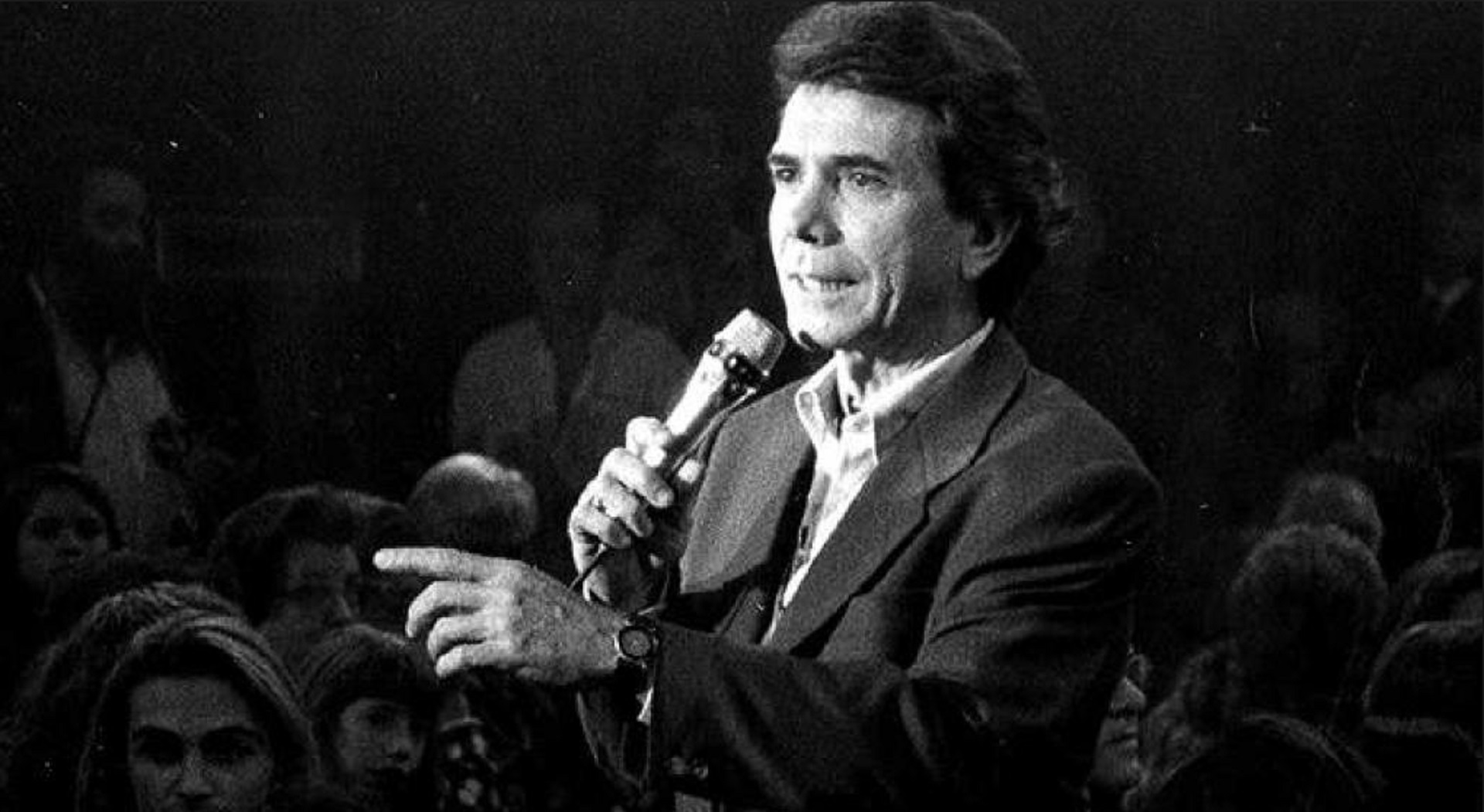 Juan Alberto Badía conducía Badía y Compañía los sábados por la tarde, el programa con el que Tinelli debutó en la televisión
