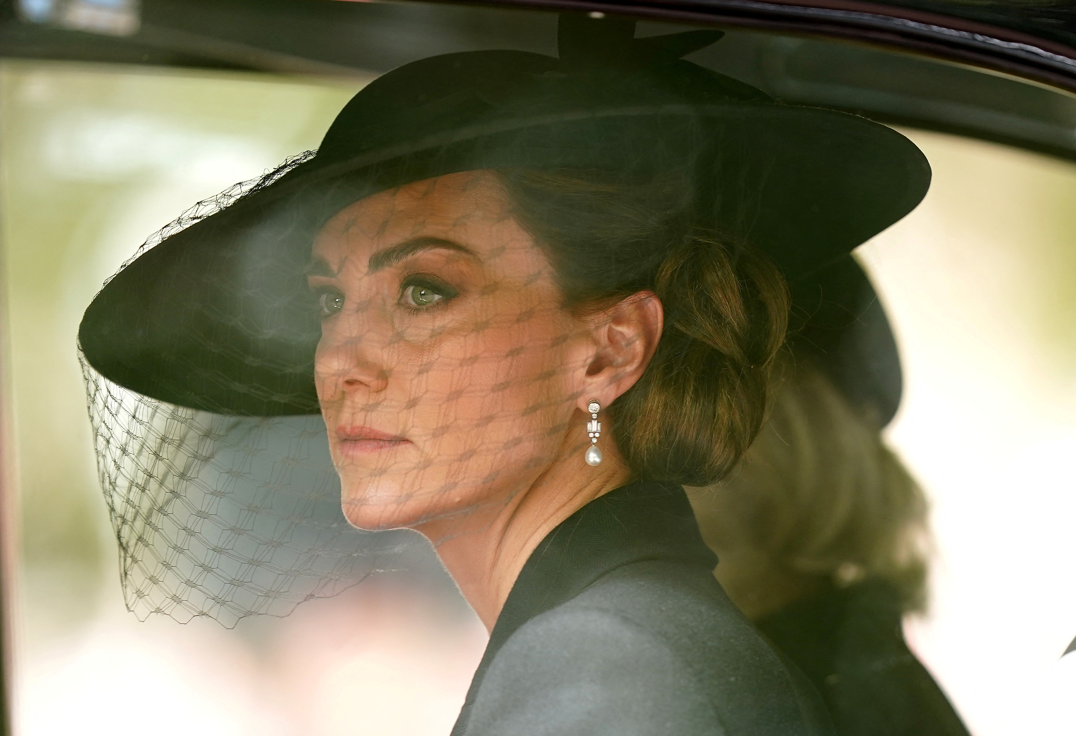 La princesa de Gales agregó a su look un juego de aros colgantes de perlas a juego, que también pertenecían a la colección de la reina (Reuters) 