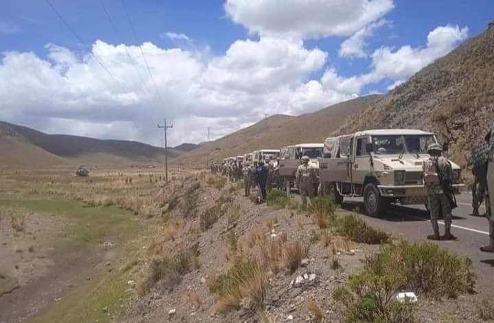 Unidades del ejército peruano llegaron en helicópteros y fueron trasladados en vehículos hasta el límite de Moquegua y Puno