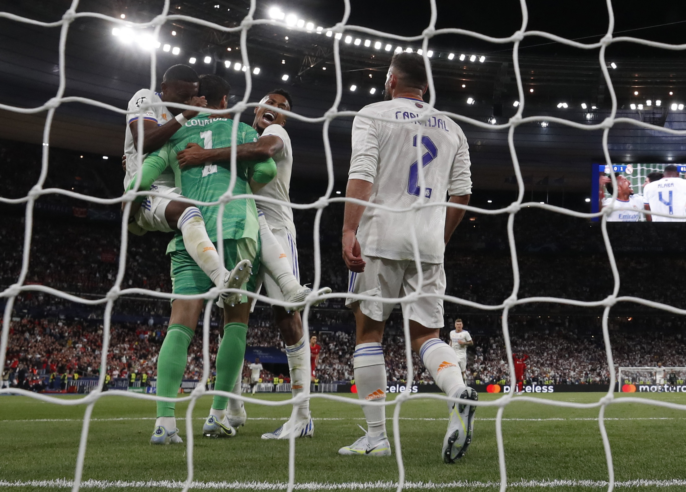 Los jugadores del Real Madrid se abrazan con Thibaut Courtois, gran figura del partido.