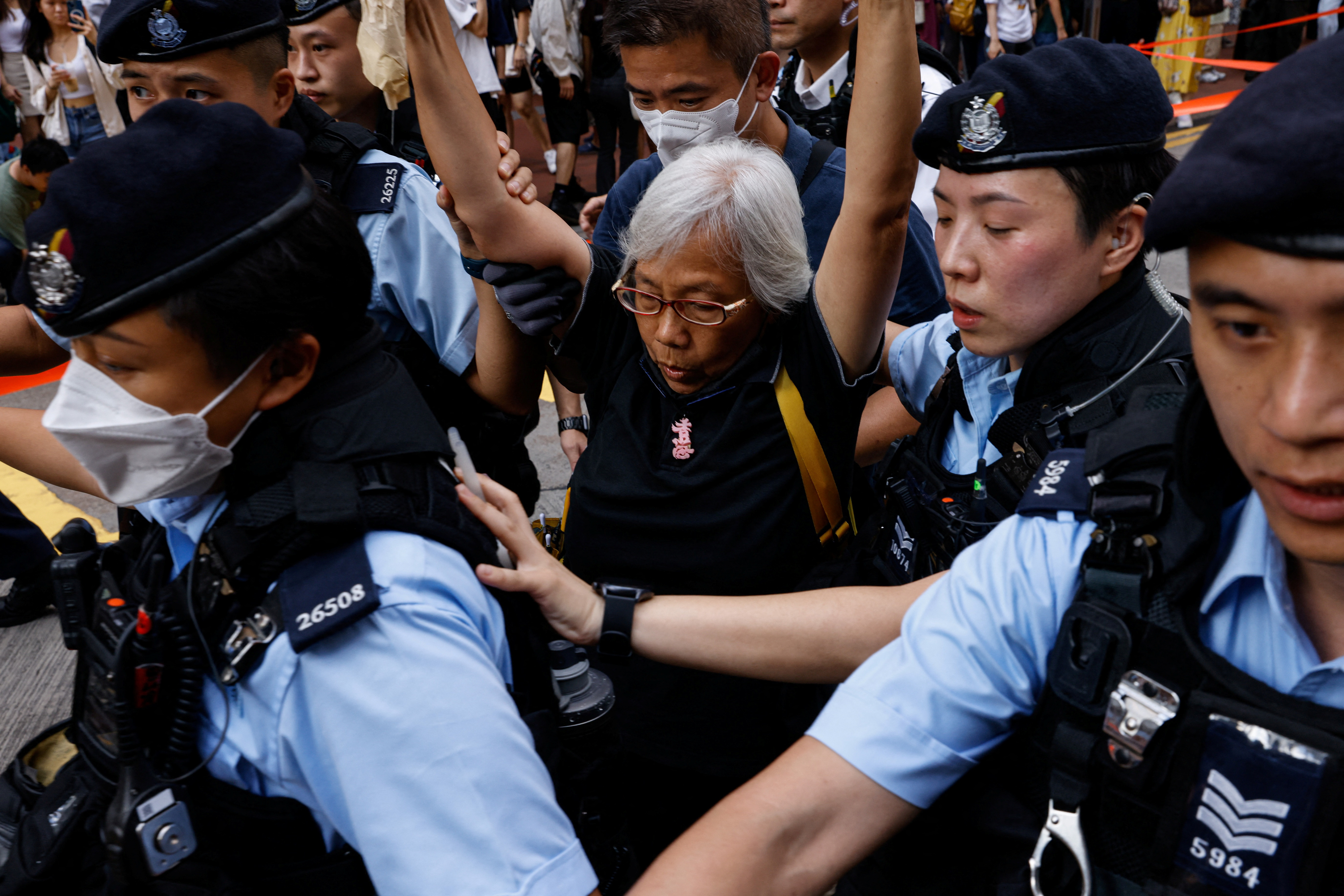La policía detiene a una mujer en el centro de la ciudad en el 34º aniversario de la represión de Pekín en 1989 en la plaza de Tiananmen, cerca de donde suele celebrarse la vigilia con velas, en Hong Kong, China, el 4 de junio de 2023 (Reuters)