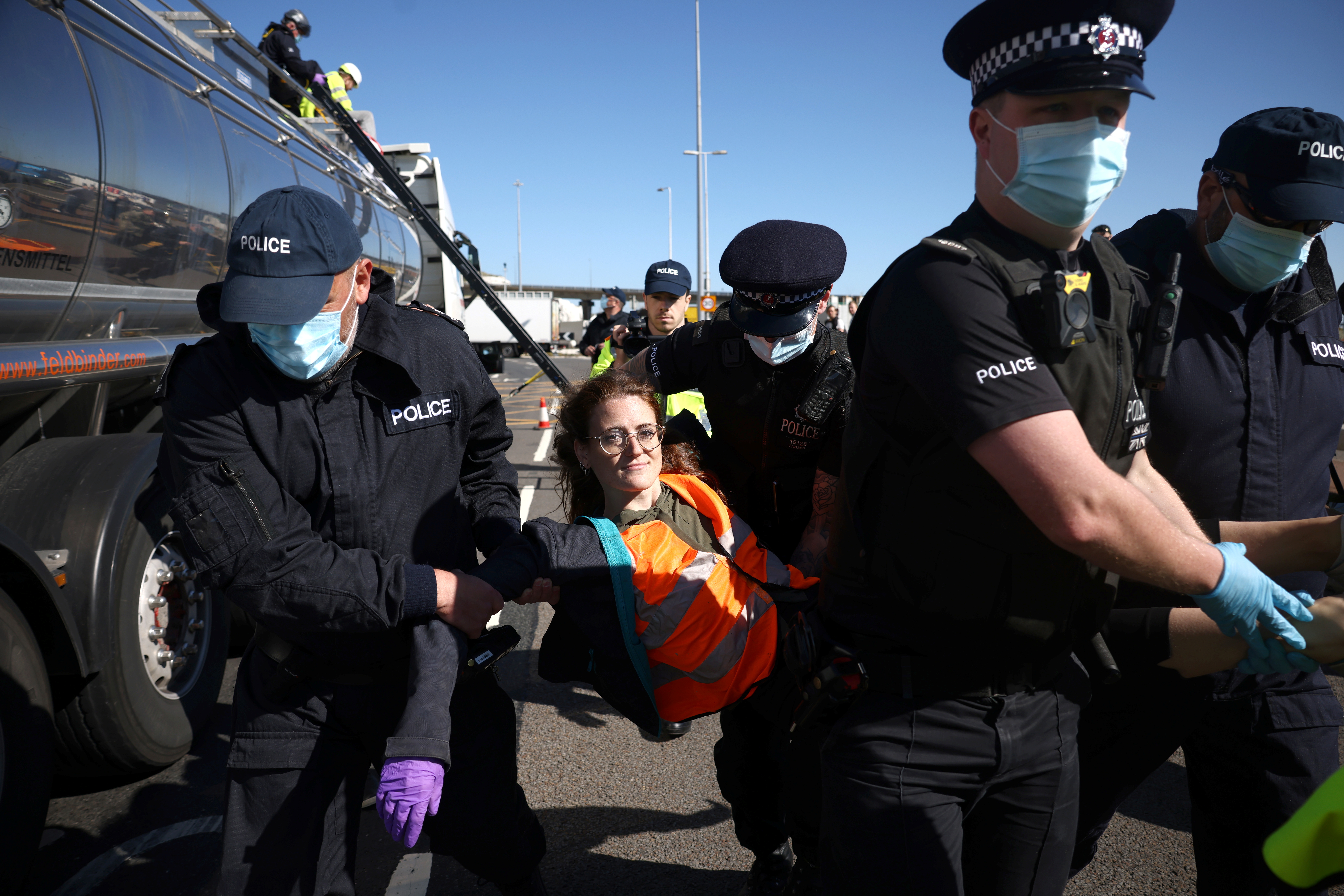 Unos 40 manifestantes habían cortado la autopista A20 cerca del principal puerto británico en el Canal de la Mancha (Foto: REUTERS/Henry Nicholls)