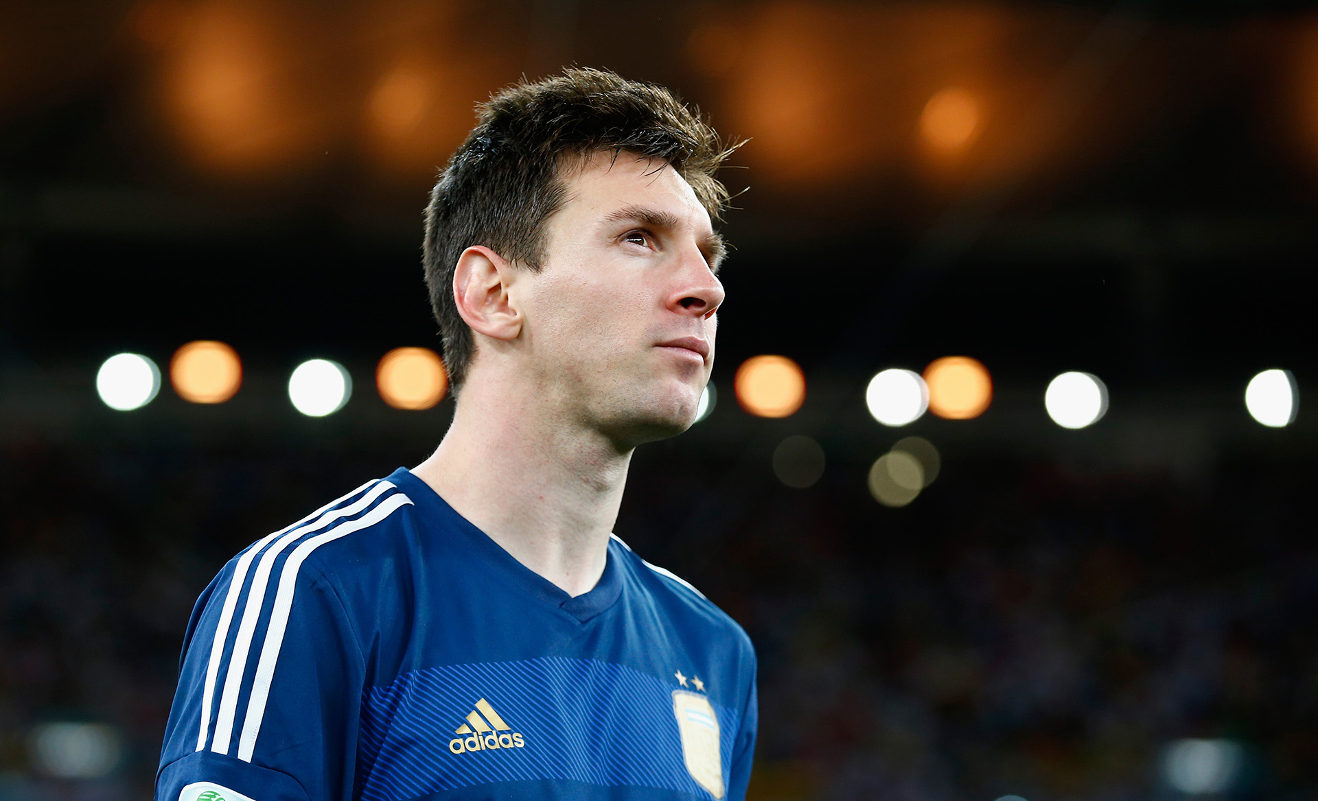 Los detalles de la remera que Lionel Messi lució para sumarse a la  selección argentina e hizo furor en las redes sociales: cuánto cuesta -  Infobae