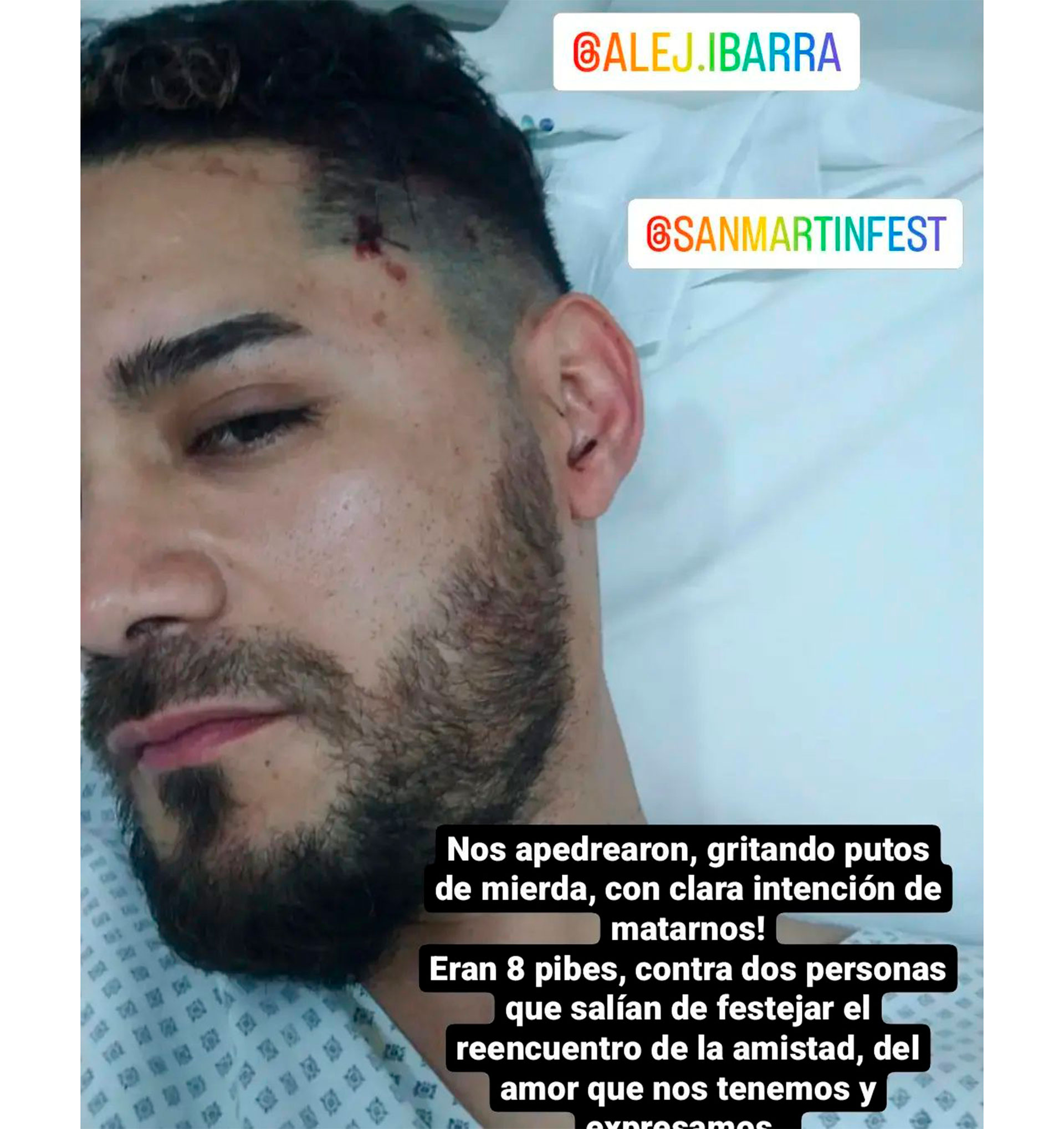 Alejandro muestra los cortes en su rostro mientras está siendo atendido en el hospital