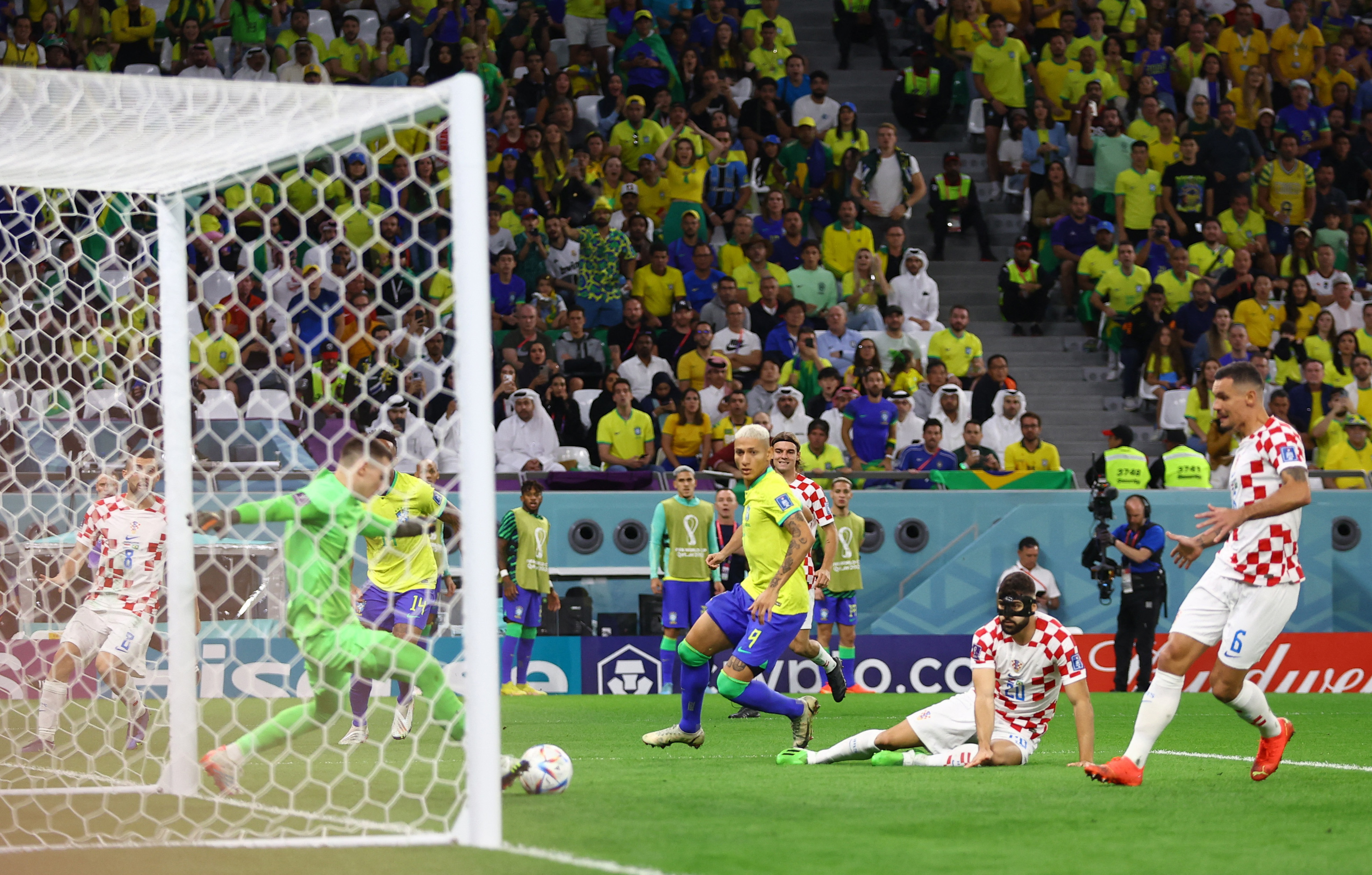 Josko Gvardiol casi convierte un gol en contra pero reaccionó bien el arquero de Croacia (REUTERS/Hannah Mckay)