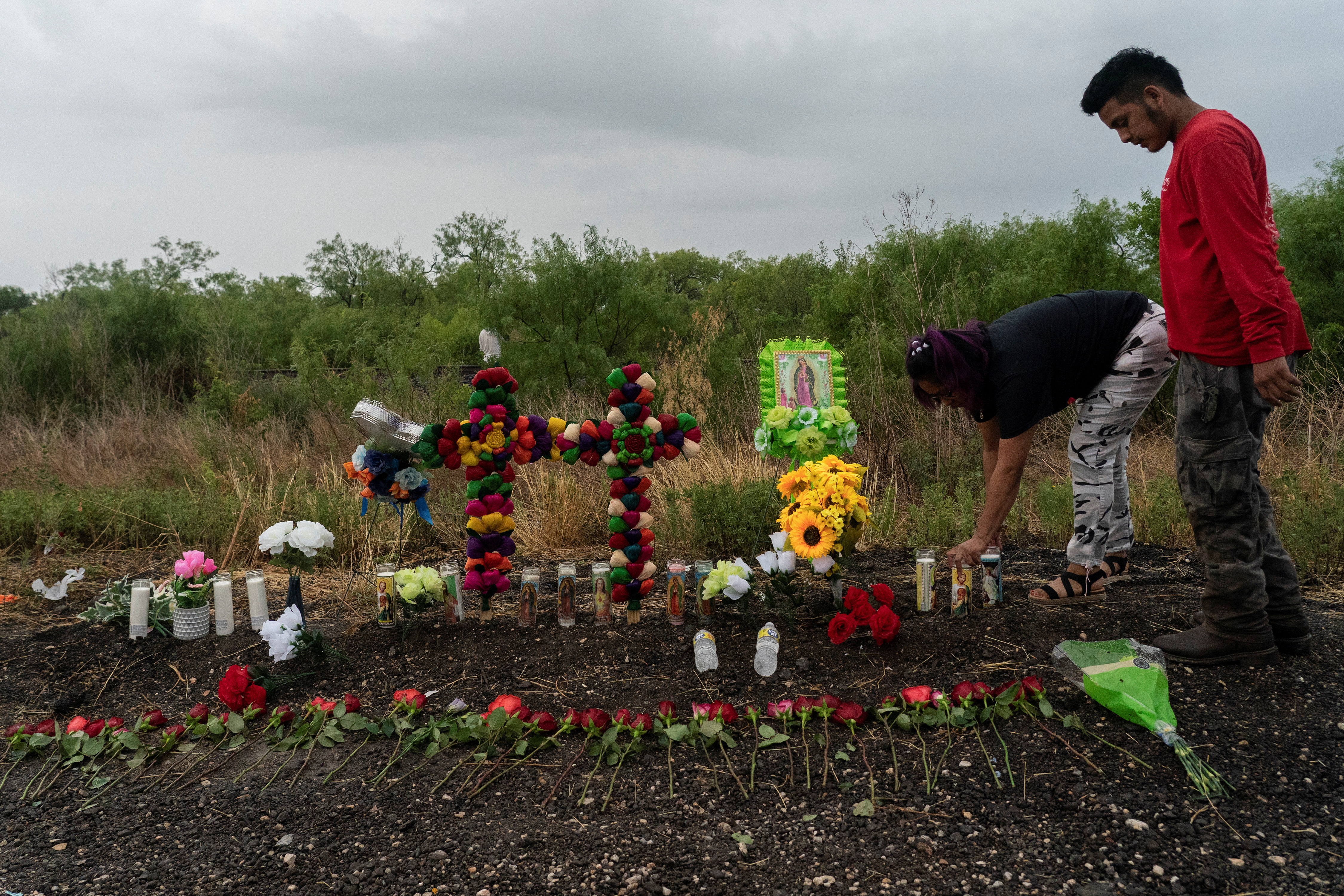 Residentes locales colocan velas para llorar a las víctimas en la escena donde decenas de migrantes fueron encontrados muertos dentro de un camión con remolque en San Antonio, Texas, Estados Unidos 28 de junio de 2022. REUTERS/Go Nakamura